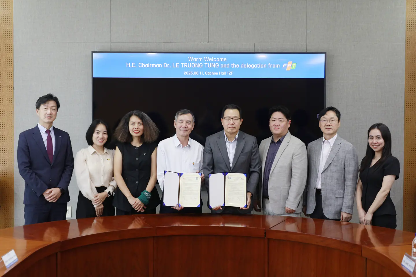 Chủ tịch hội đồng trường Đại học FPT L&ecirc; Trường T&ugrave;ng (thứ tư từ tr&aacute;i sang) chụp ảnh c&ugrave;ng Hiệu trưởng Đại học Gachon Yoon Won-jung sau lễ k&yacute; kết bi&ecirc;n bản ghi nhớ ng&agrave;y 11 th&aacute;ng 8 về việc hợp t&aacute;c triển khai chương tr&igrave;nh đ&agrave;o tạo cử nh&acirc;n ng&agrave;nh B&aacute;n dẫn Gachon-FPTU.