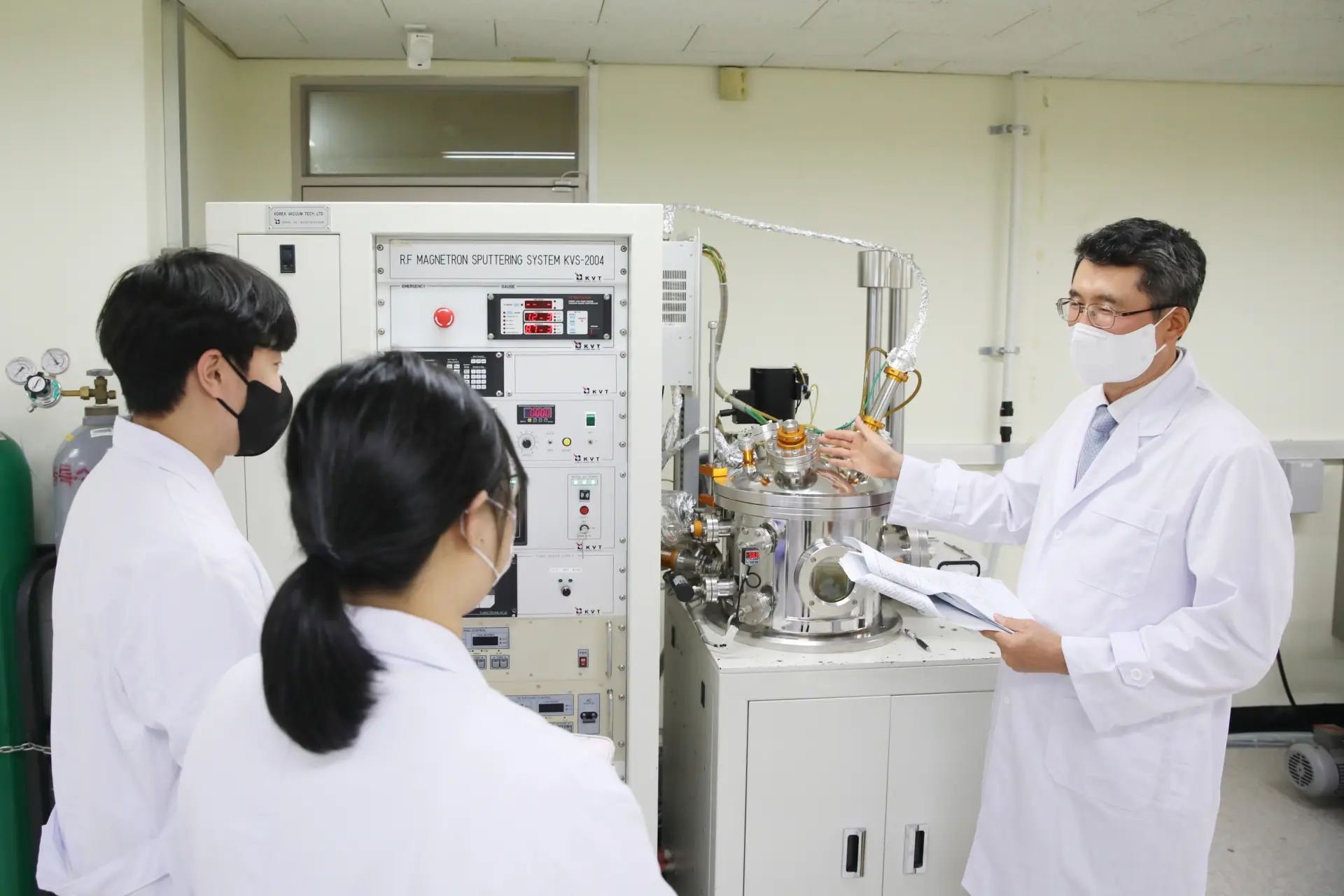 Giai đoạn học tập tại Hàn Quốc mở ra cơ hội để sinh viên trực tiếp thao tác trên các thiết bị công nghệ cao