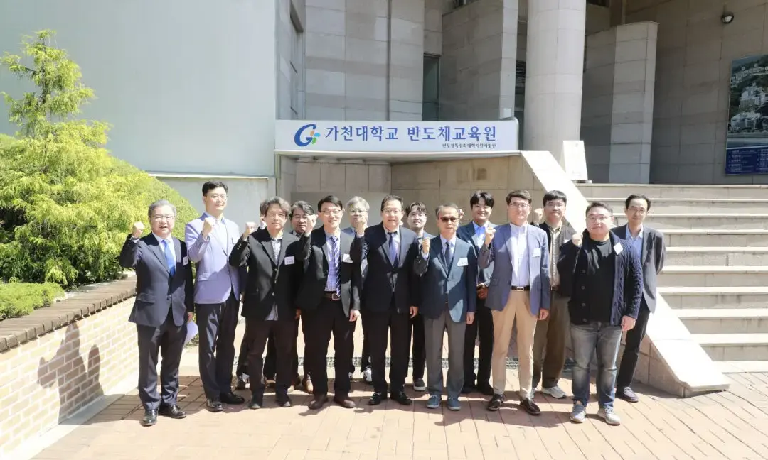 Đại diện Đại học Gachon đ&atilde; chụp ảnh lưu niệm trong "Lễ khai trương cơ sở đ&agrave;o tạo Trung t&acirc;m Gi&aacute;o dục B&aacute;n dẫn" được tổ chức tại Khoa Kỹ thuật.