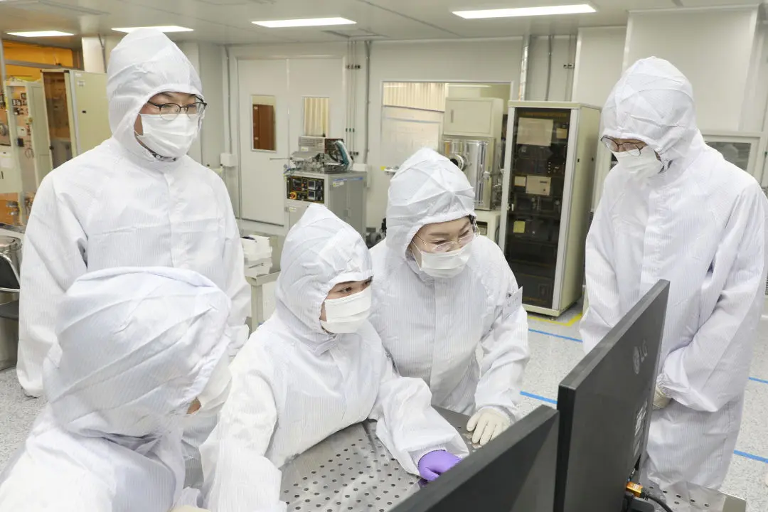 Hiệu trưởng Đại học Gachon, ông Lee Gilya, đang tham quan khu vực đào tạo quy trình tại phòng sạch của Trung tâm Chế tạo Nano Gachon và thảo luận với sinh viên về nội dung đào tạo.
