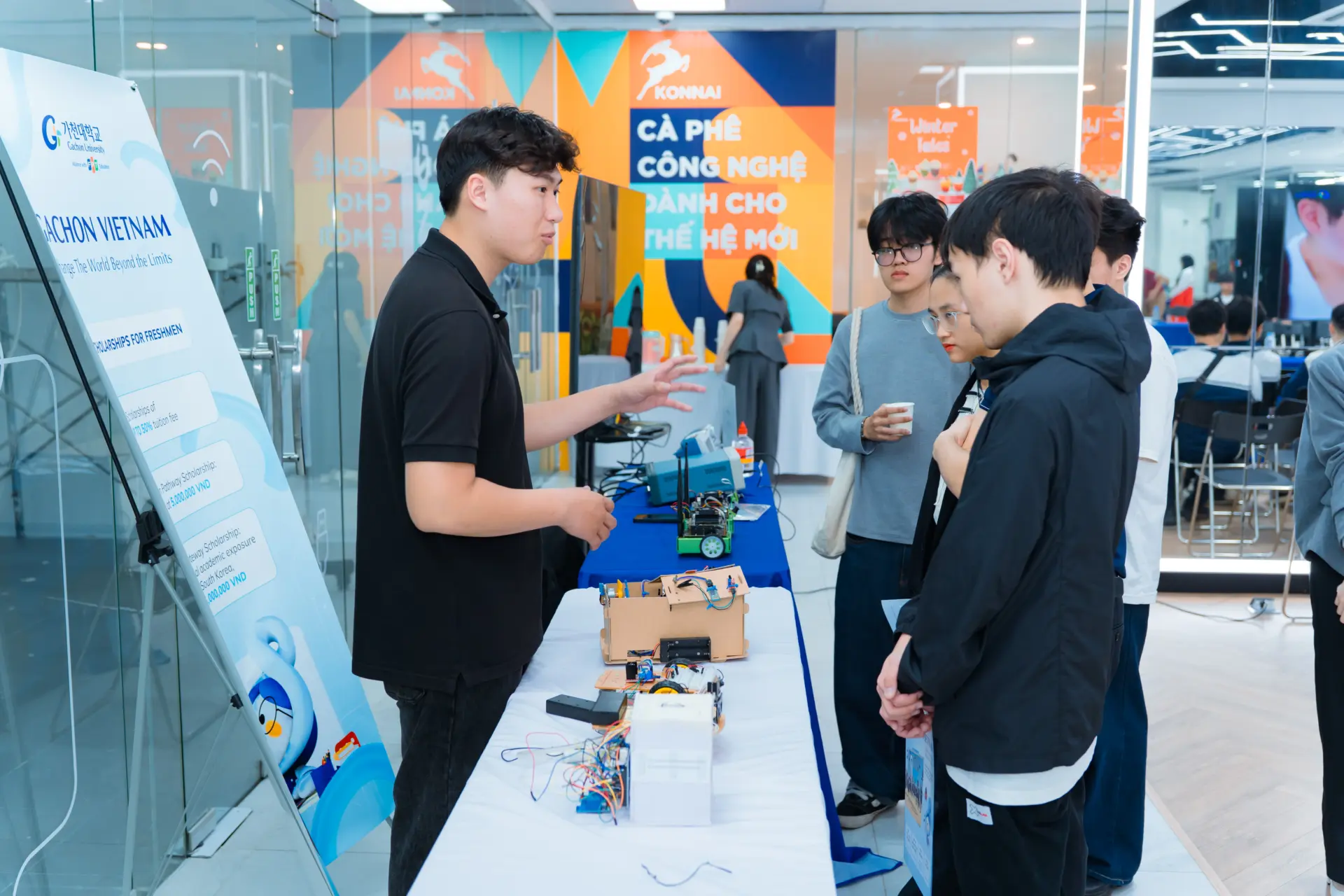 Các bạn học sinh tìm hiểu về dự án công nghệ, mô hình robot do sinh viên Viện Đại học quốc tế FPT sáng chế.