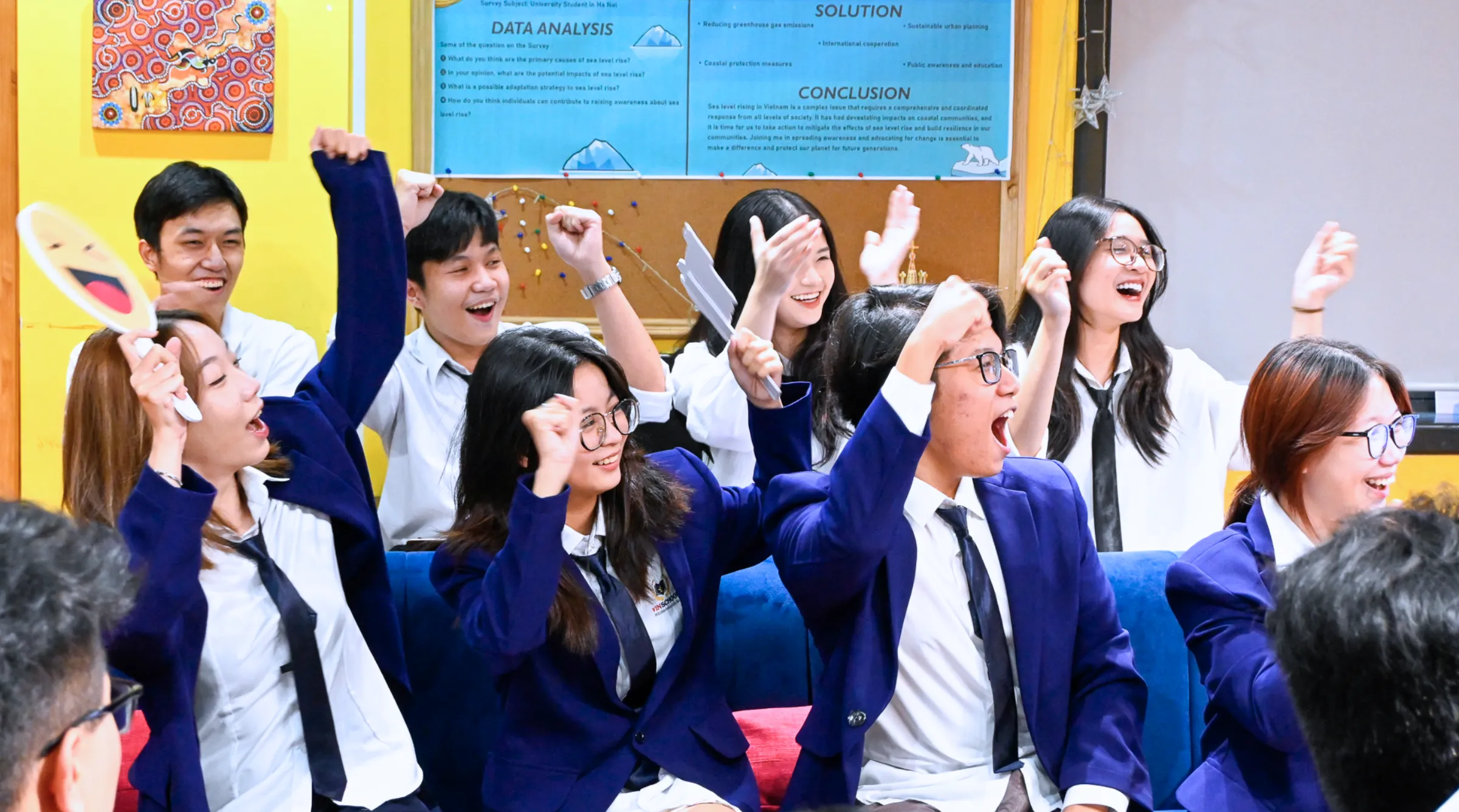 Sinh viên hào hứng tham gia hoạt động học tập trong chương trình Global Citizen, rèn tiếng Anh học thuật kết hợp cùng kỹ năng làm việc nhóm và tư duy phản biện