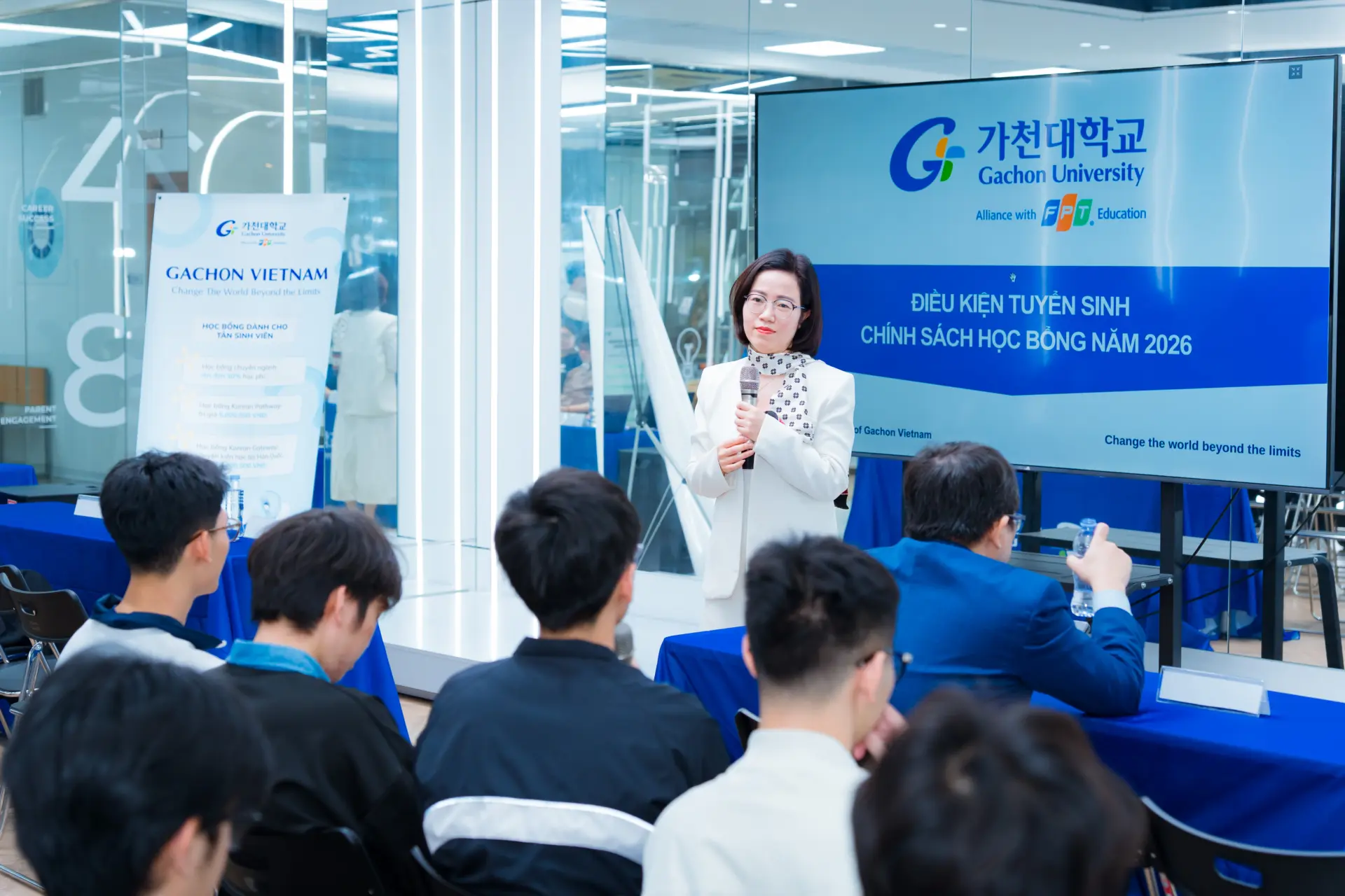 ThS. Amira Vu cung cấp thông tin về quy trình tuyển sinh, chính sách học phí và những ưu đãi tại sự kiện.