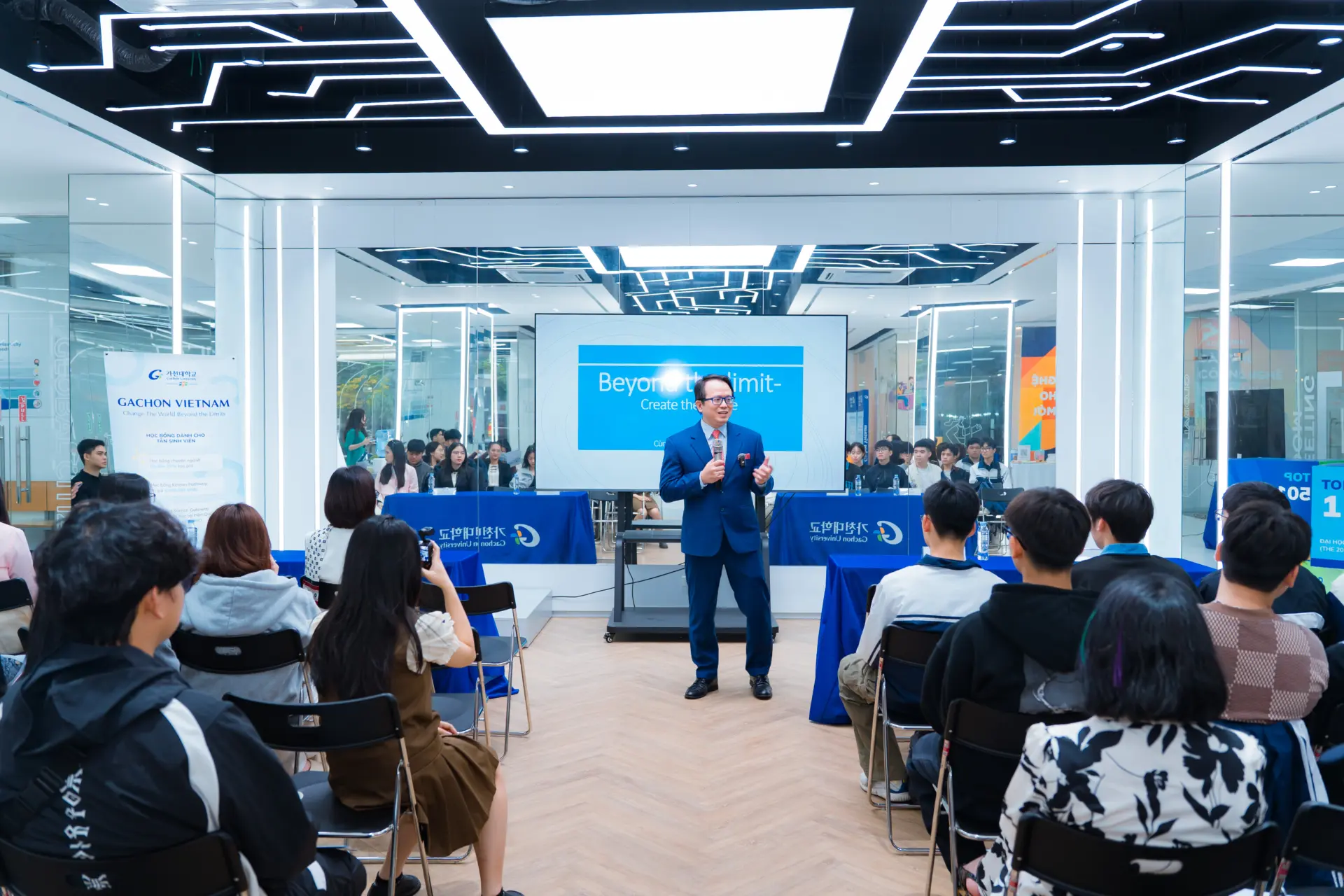 TS. David Hoang trình bày chuyên đề: "Kỷ nguyên chip: Xu hướng công nghệ và cơ hội cho thế hệ tương lai".