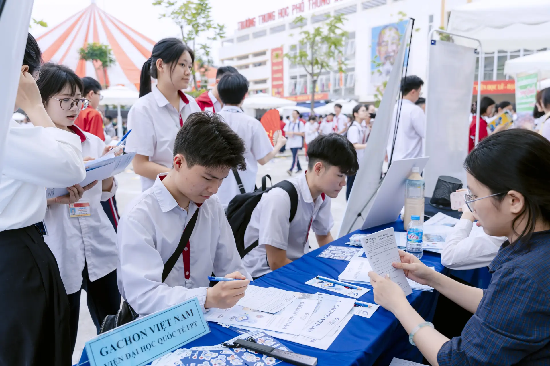Các bạn học sinh trường THPT Xuân Phương tìm hiểu về ngành học Công nghệ bán dẫn tại gian tư vấn Gachon Vietnam