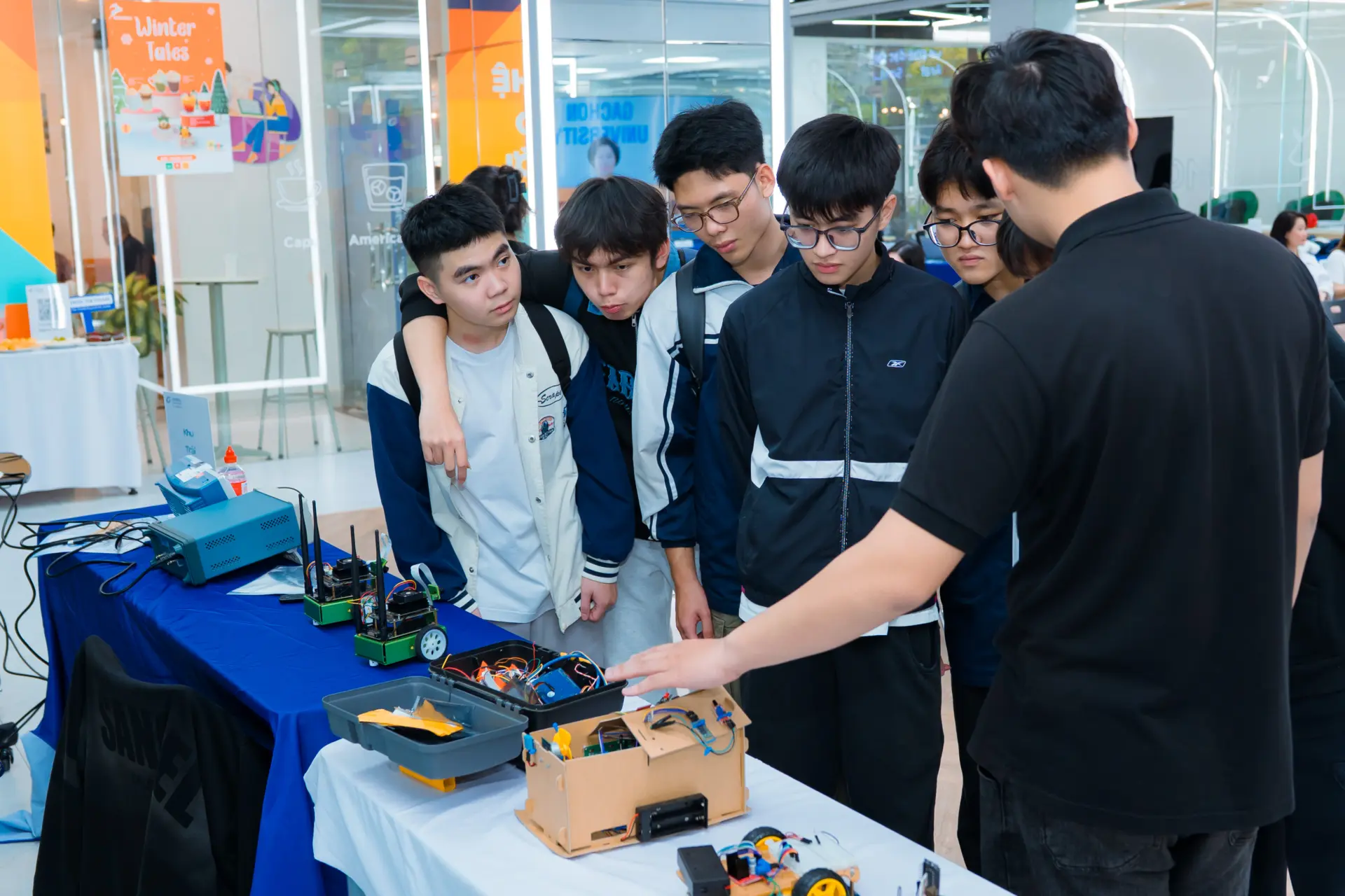 Học sinh THPT muốn theo học ngành Công nghệ bán dẫn cần tích lũy nền tảng kiến thức tốt về các môn khoa học tự nhiên, tin học, ngoại ngữ.