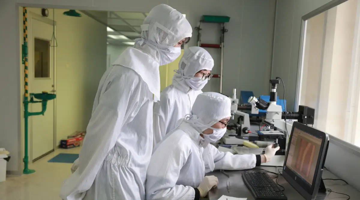 Minh họa mối liên hệ giữa các môn học trong khối thi đại học với kiến thức chuyên ngành công nghệ bán dẫn thực tế.