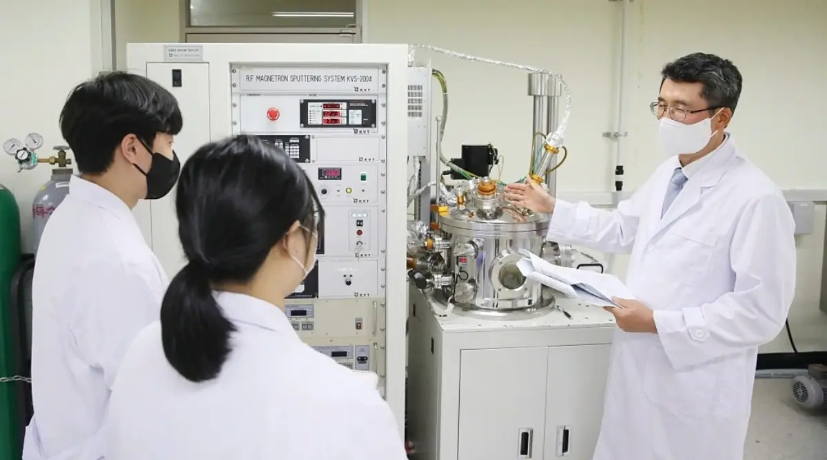Sinh vi&ecirc;n Gachon Vietnam thực tập c&ocirc;ng nghệ b&aacute;n dẫn tại H&agrave;n Quốc trong ph&ograve;ng sạch.