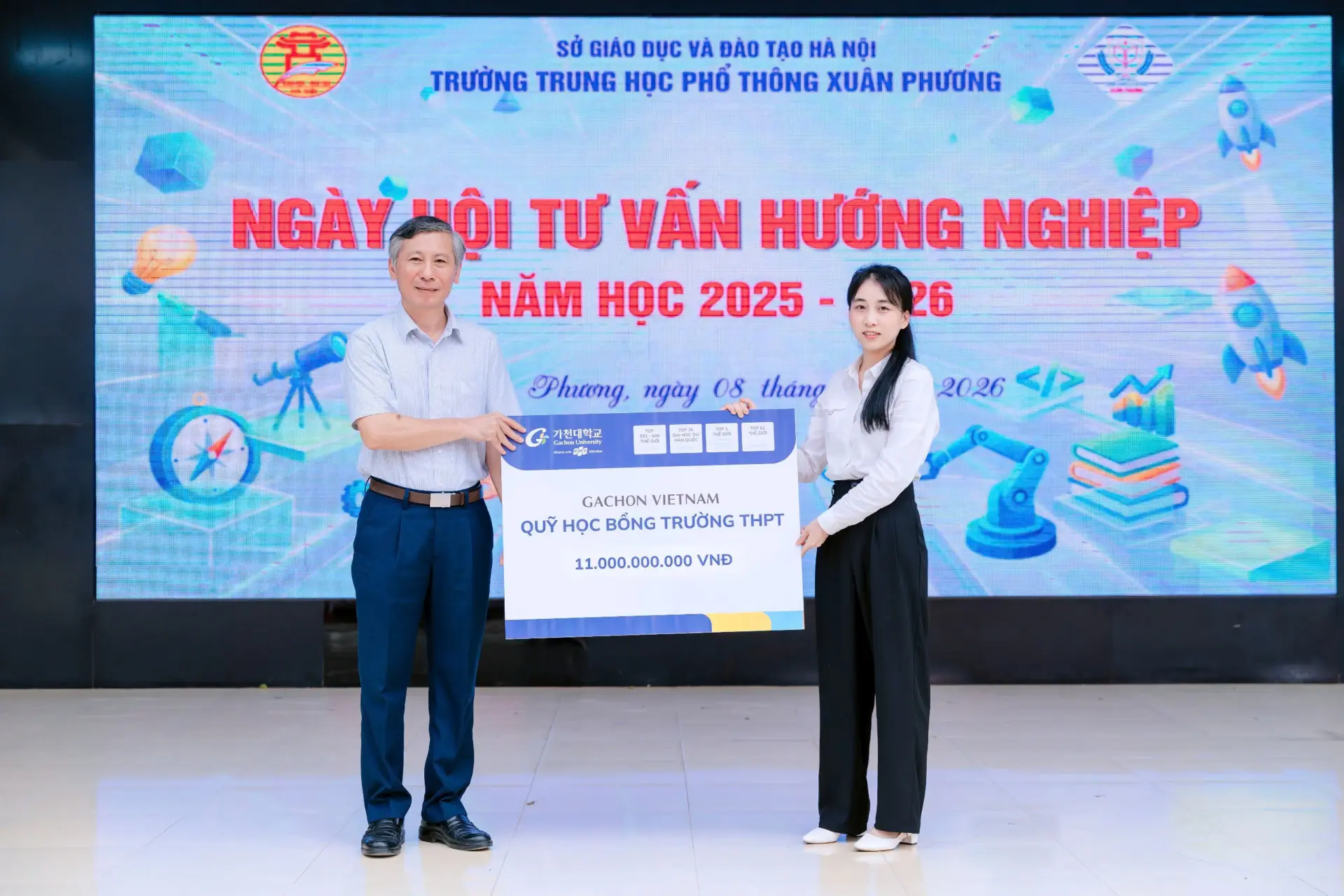 Đại diện Gachon Vietnam trao tặng Quỹ học bổng dành cho học sinh trường THPT Xuân Phương.