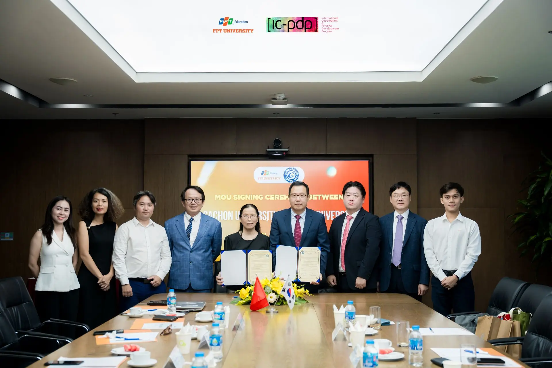 Ngày 31 tháng 7 năm 2025, Đại học FPT và Đại học Gachon ký kết biên bản ghi nhớ hợp tác triển khai chương trình đào tạo ngành Công nghệ bán dẫn