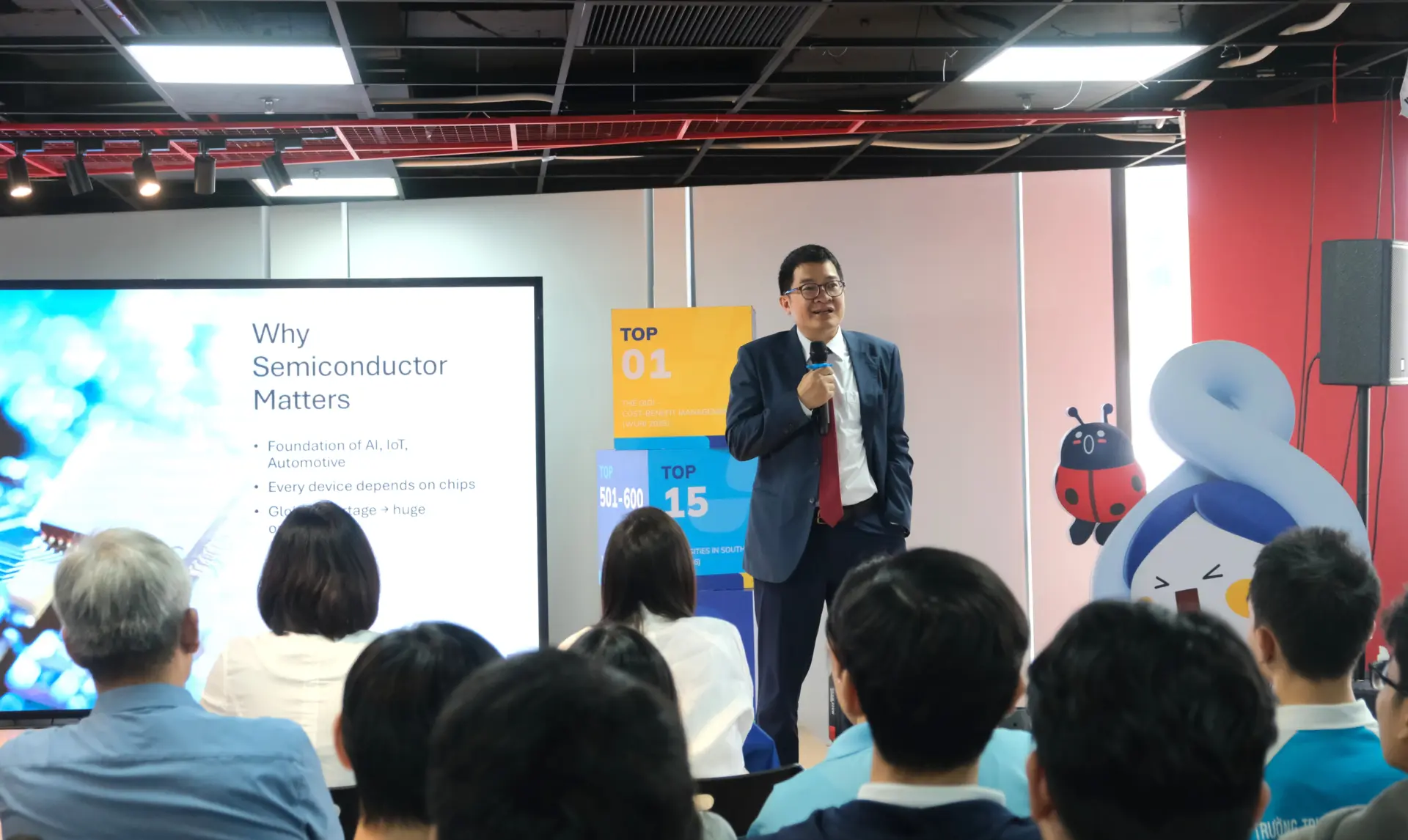 TS. Nguyễn Xuân Sâm giải thích những kiến thức cơ bản về chip và bán dẫn một cách dễ hiểu cho các bạn học sinh THPT.