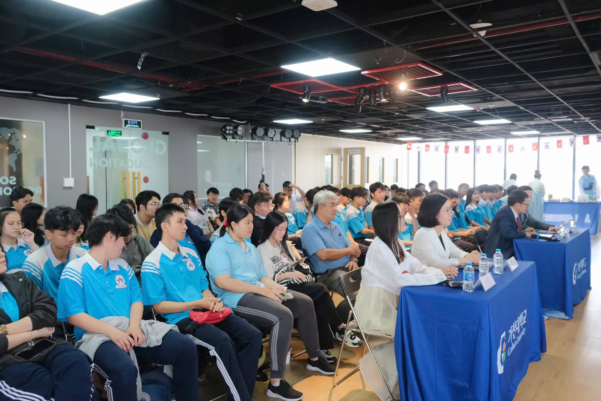 Info Day 4/4: Học sinh và phụ huynh TP.HCM cùng giải mã “cơn sốt” bán dẫn