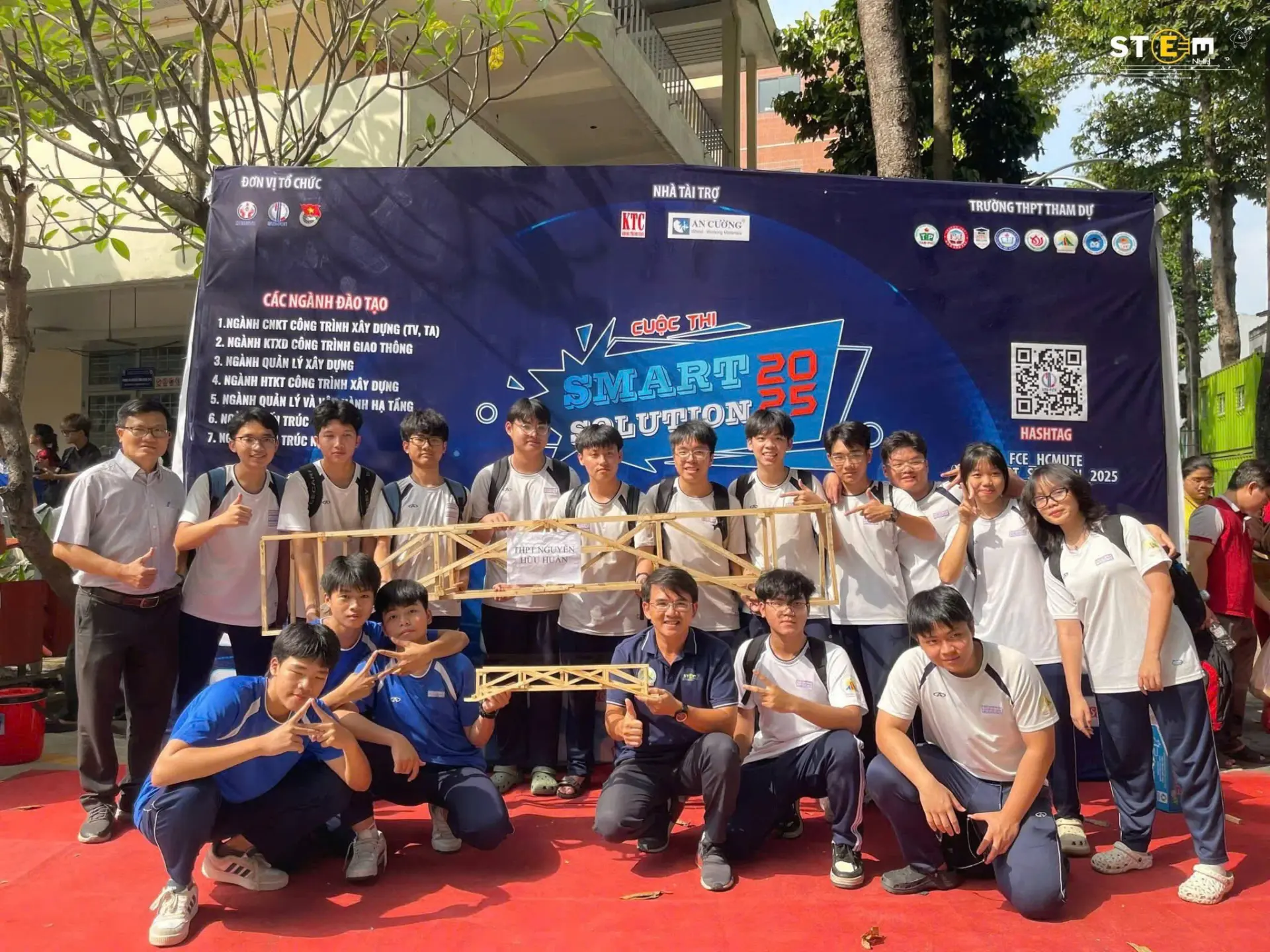 Lê Huỳnh Lâm Phong cùng nhóm nghiên cứu CLB STEM nhận giải Nhì Cuộc thi Smart Solution.