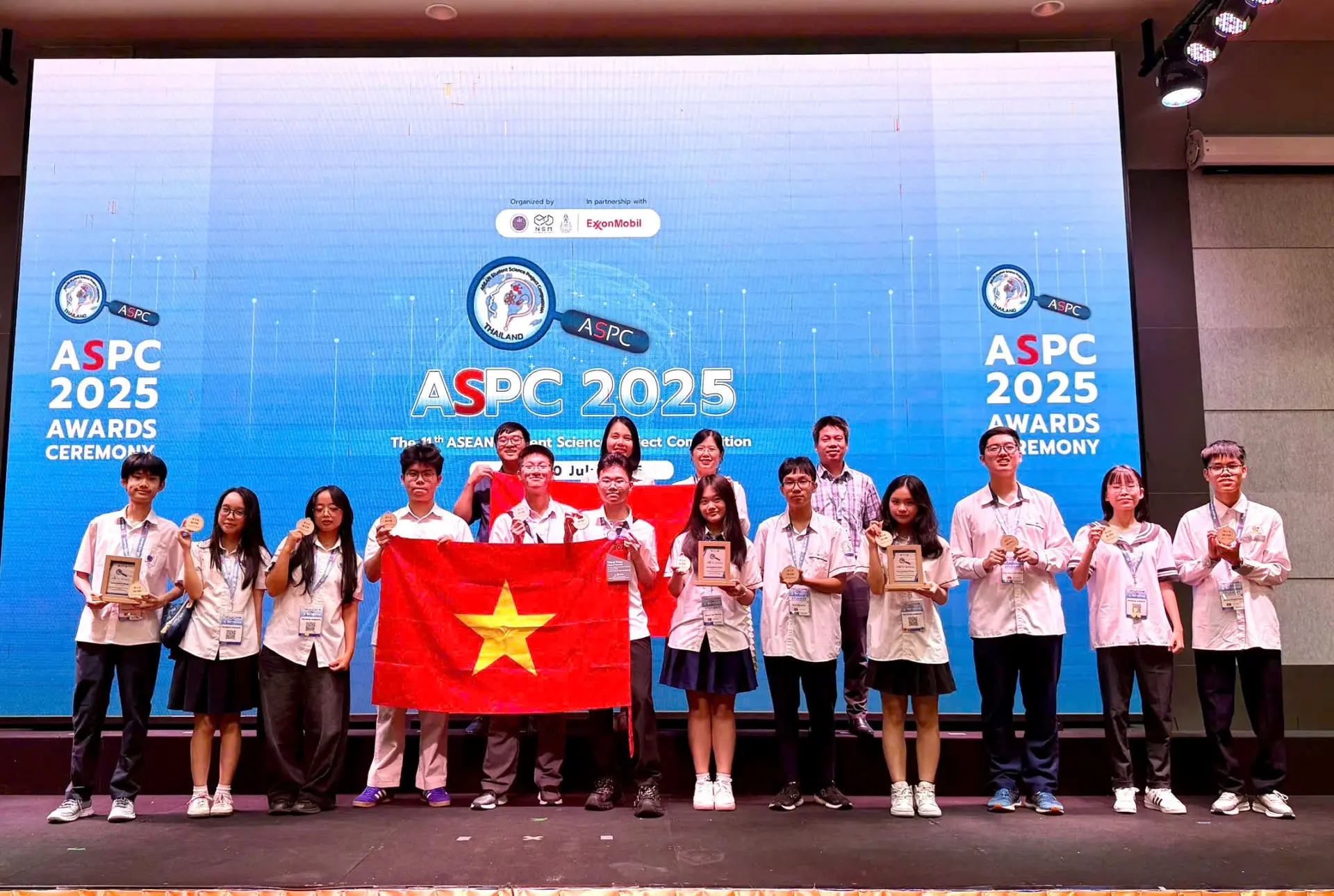 Phạm Quang Đức nhận Huy chương Bạc Cuộc thi Dự án khoa học học sinh ASEAN lần thứ 11 năm 2025 tại Thái Lan.