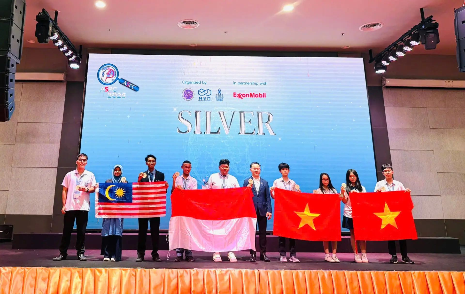 Phạm Quang Đức nhận Huy chương Bạc Cuộc thi Dự án khoa học học sinh ASEAN lần thứ 11 năm 2025 tại Thái Lan.