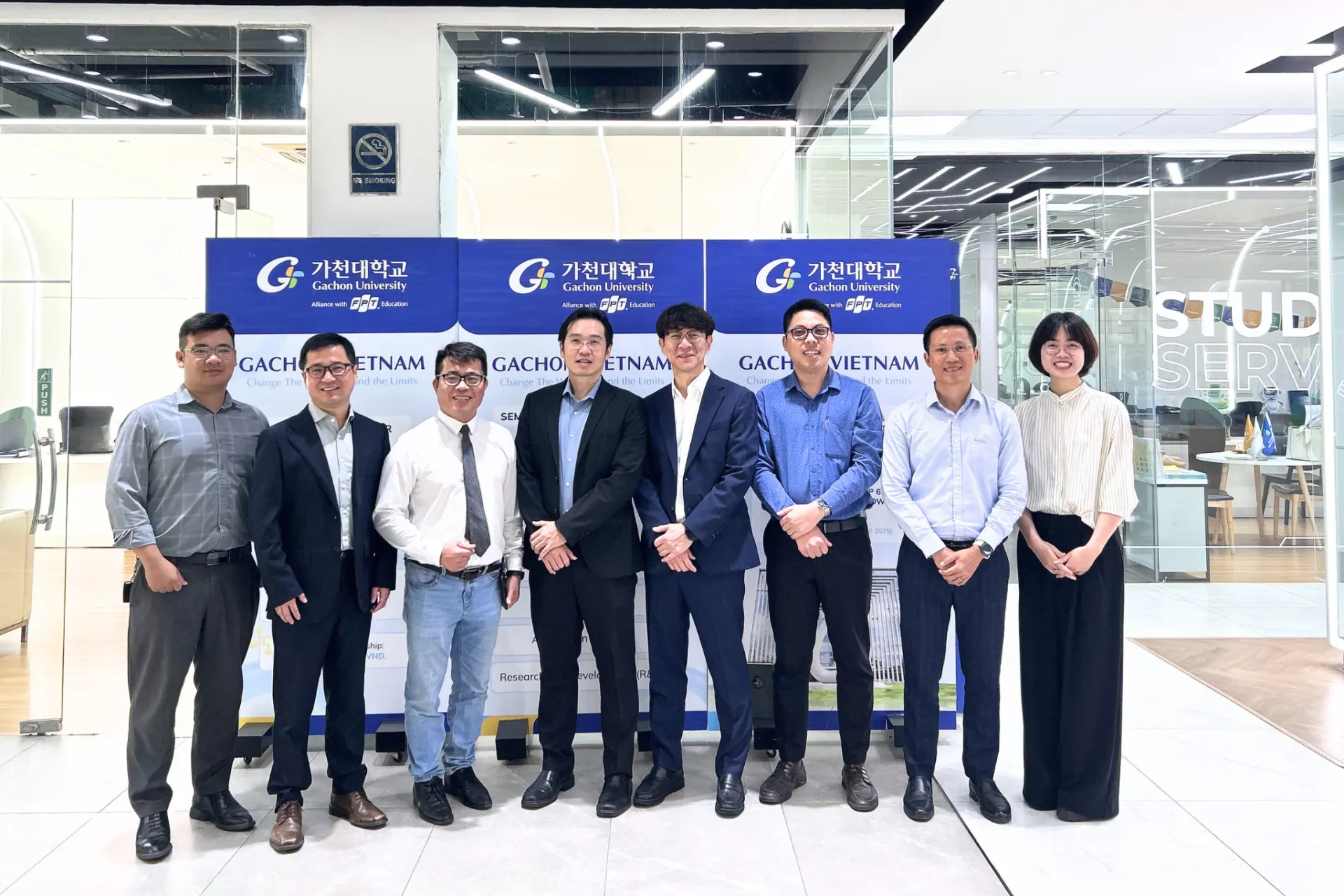 Đại diện Keysight Technologies và Gachon Vietnam trong chuyến tham quan, làm việc tại cơ sở Hà Nội.