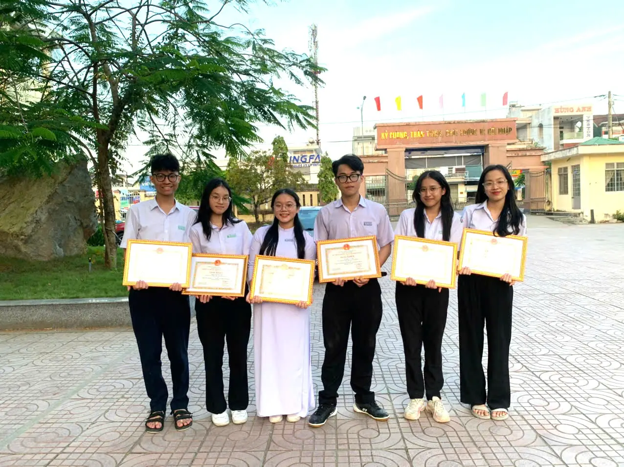 Đỗ Đức Nguyên cùng các bạn học sinh nhận giải trong Cuộc thi Khoa học kỹ thuật học sinh trung học tỉnh Quảng Ngãi.