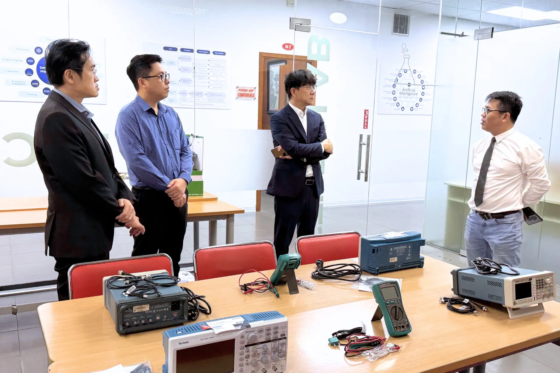 Đoàn Keysight Technologies tham quan khu vực thực hành và trao đổi về hệ thống thiết bị phục vụ đào tạo ngành Công nghệ bán dẫn tại Gachon Vietnam.