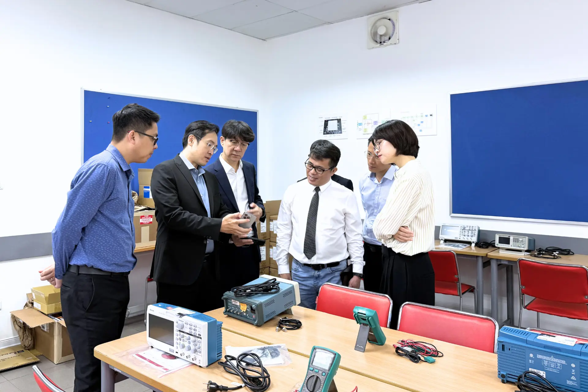 Đoàn Keysight Technologies tham quan khu vực thực hành và trao đổi về hệ thống thiết bị phục vụ đào tạo ngành Công nghệ bán dẫn tại Gachon Vietnam.