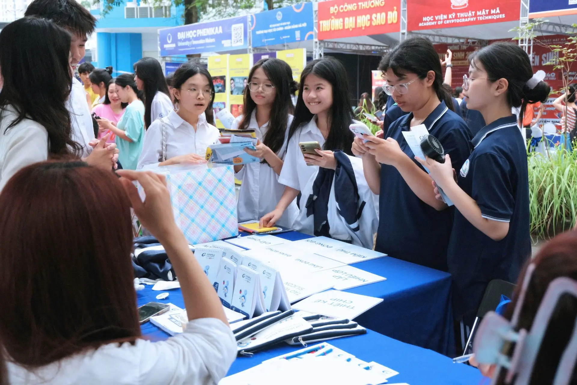 Gian tư vấn của Gachon Vietnam đã ghi nhận lượng học sinh đến tìm hiểu thông tin rất đông đảo từ sáng sớm.