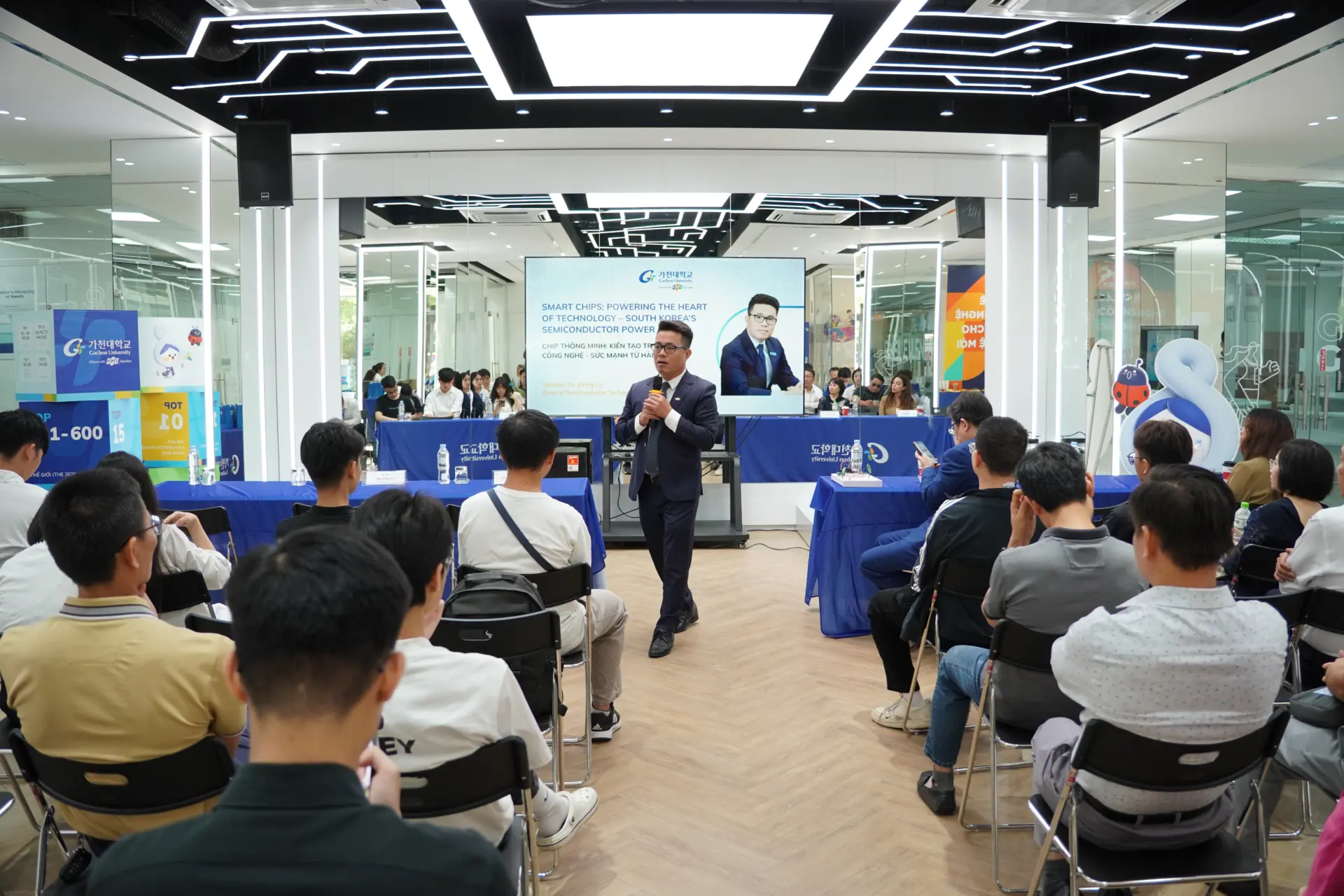“Info Day: Semiconductor Future Day” - điểm hẹn cho học sinh, phụ huynh tìm hiểu về ngành Công nghệ bán dẫn - ngành học "khát" nhân lực và đóng vai trò nền tảng của nền kinh tế số.