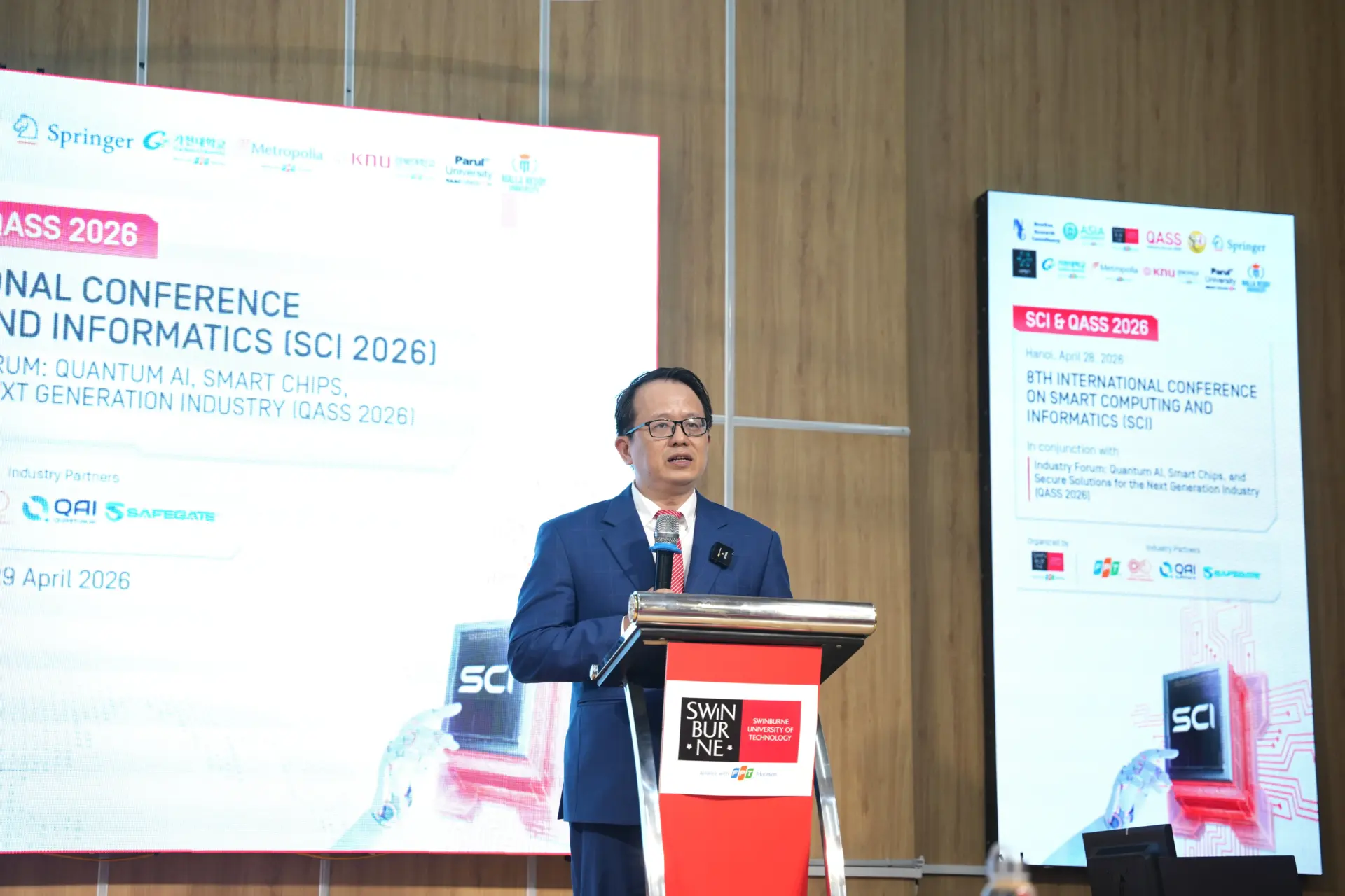 TS. David Hoang - Viện trưởng Viện Đại học Quốc tế FPT phát biểu khai mạc Diễn đàn QASS 2026.