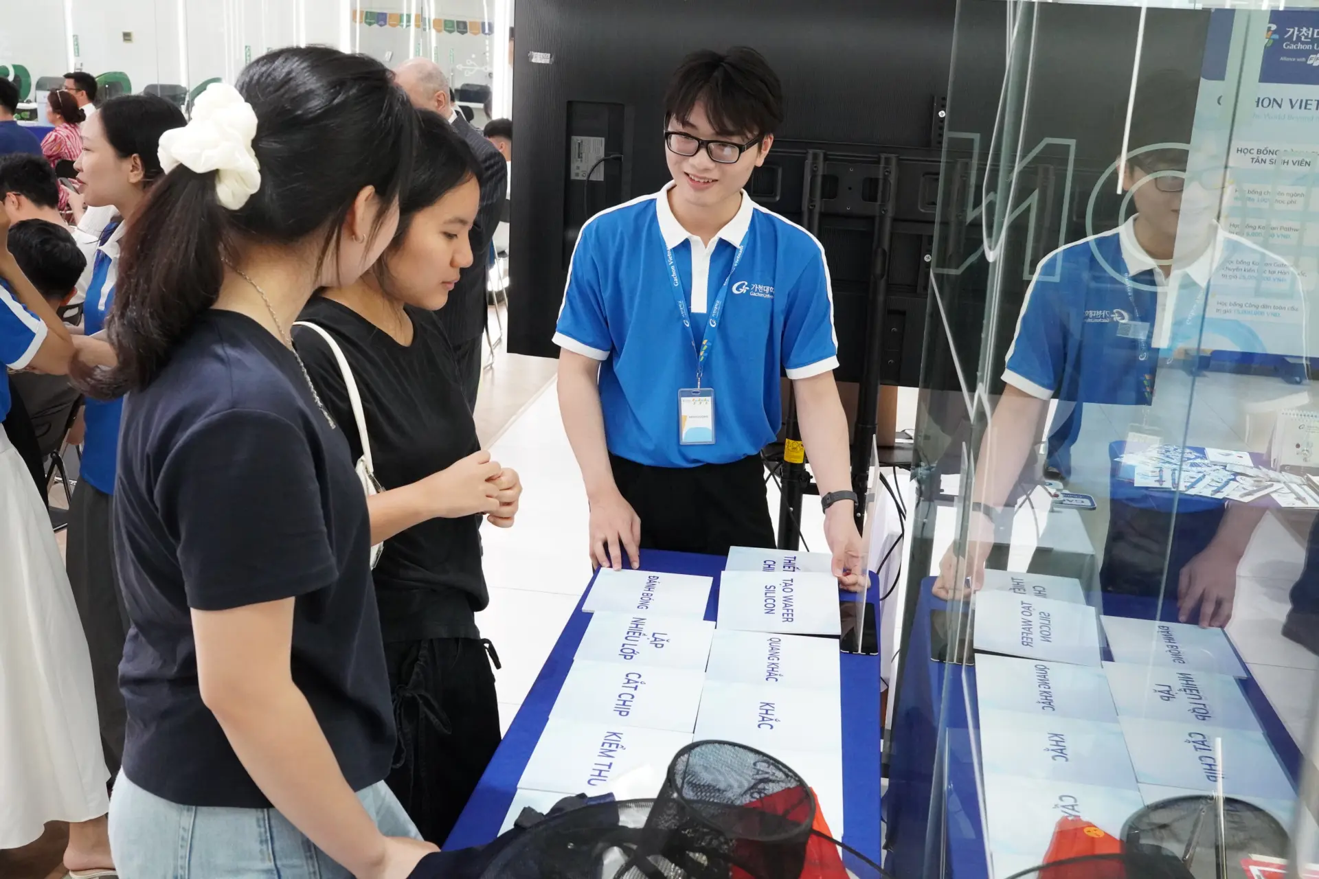 Các bạn học sinh hào hứng tham gia hoạt động trải nghiệm tại "Info Day: Semiconductor Future Day” ngày 14/6.