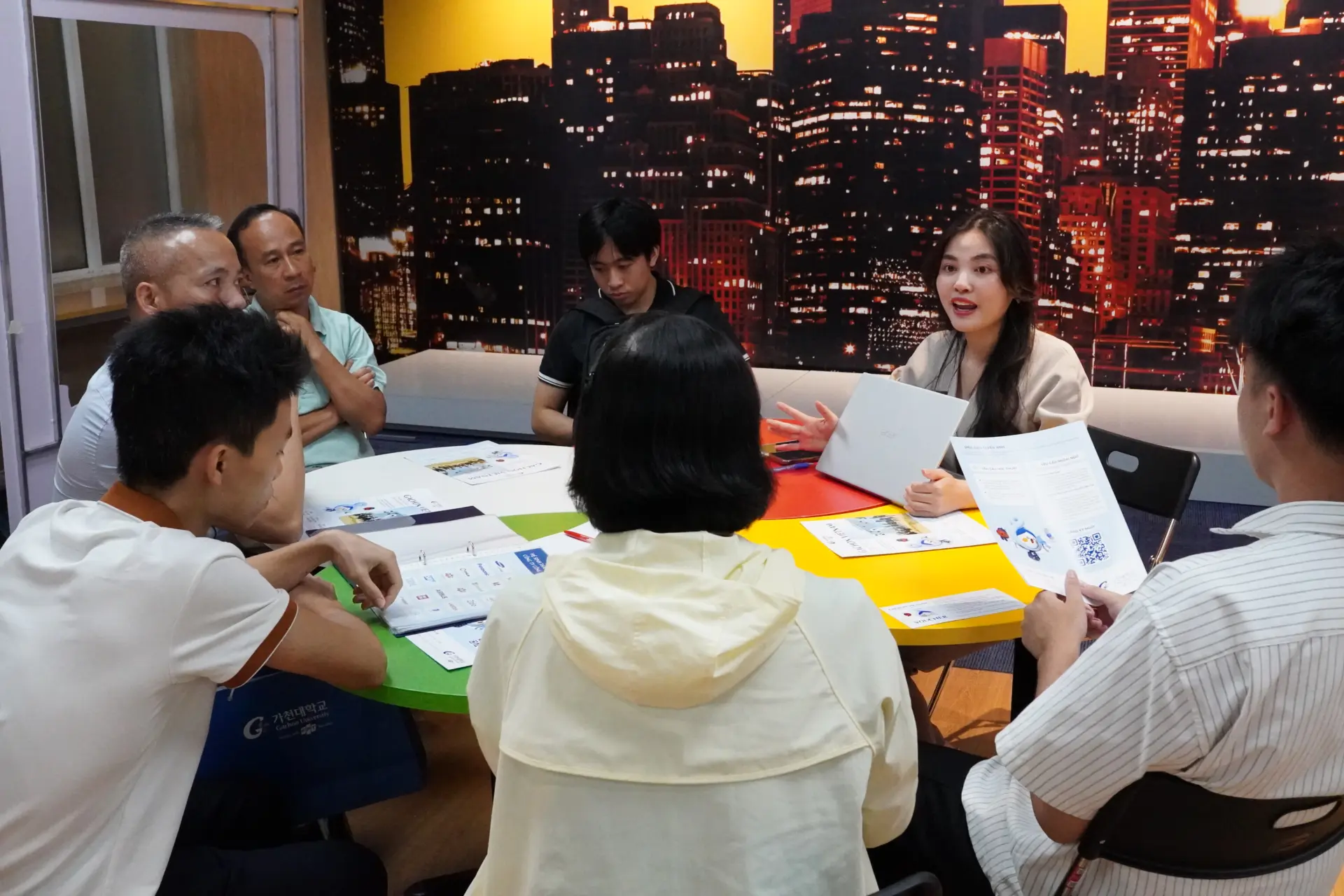 Cán bộ Gachon Vietnam tư vấn chuyên sâu cho các gia đình về ngành học, lộ trình đào tạo cùng các ưu đãi học bổng.