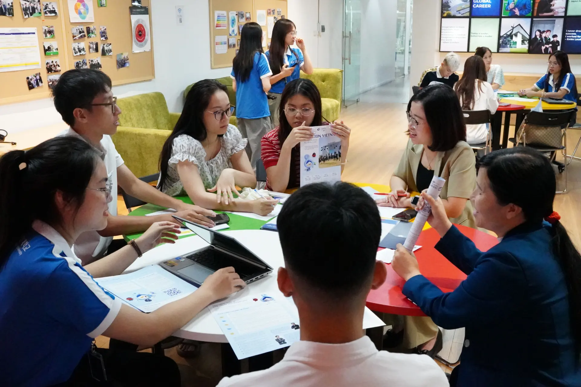 Cán bộ Gachon Vietnam tư vấn chuyên sâu cho các gia đình về ngành học, lộ trình đào tạo cùng các ưu đãi học bổng.