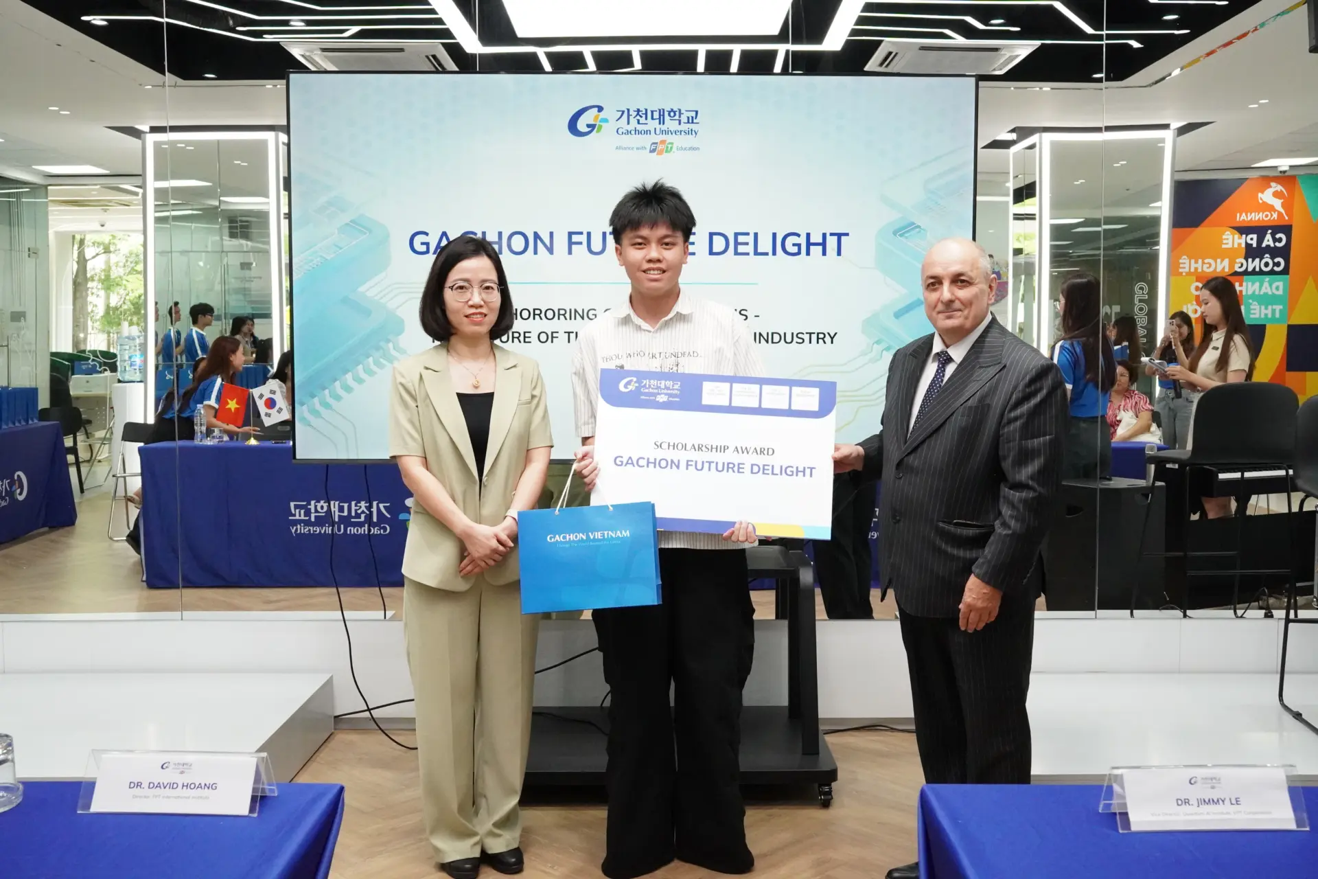 Đại diện Gachon Vietnam trao học bổng cho các em học sinh tài năng và đam mê chinh phục ngành bán dẫn.