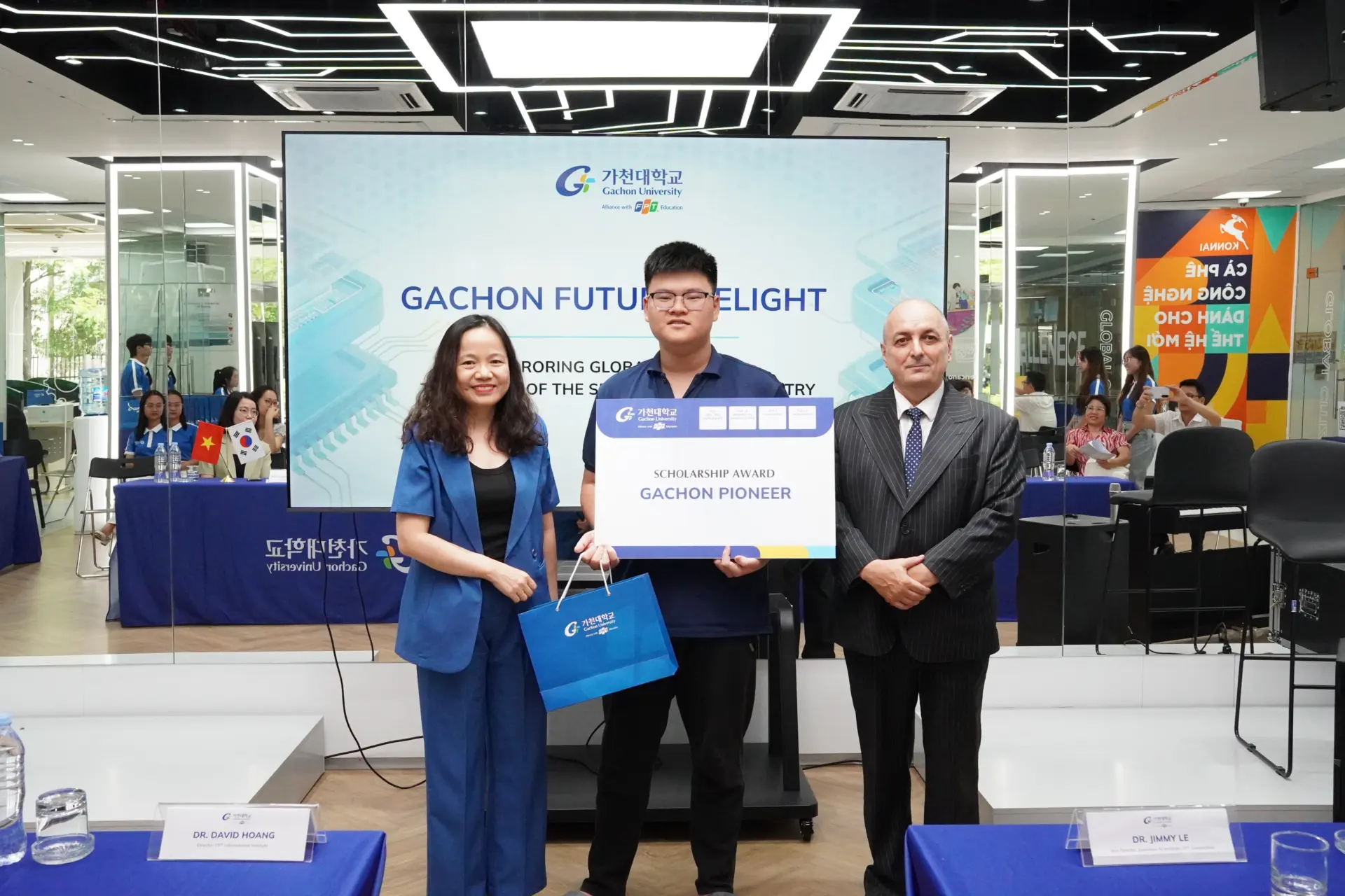 Đại diện Gachon Vietnam trao học bổng cho các em học sinh tài năng và đam mê chinh phục ngành bán dẫn.