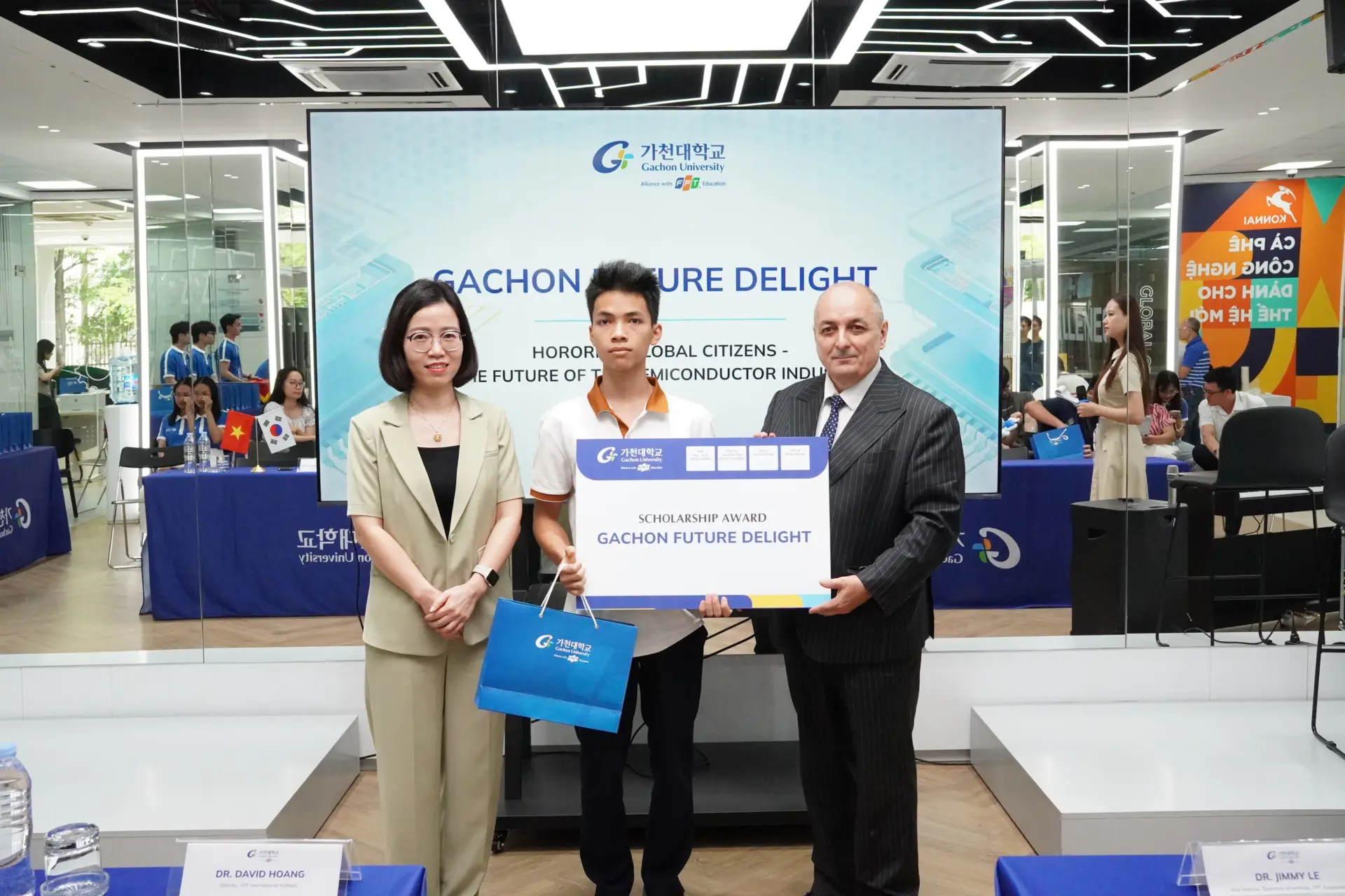Đại diện Gachon Vietnam trao học bổng cho các em học sinh tài năng và đam mê chinh phục ngành bán dẫn.