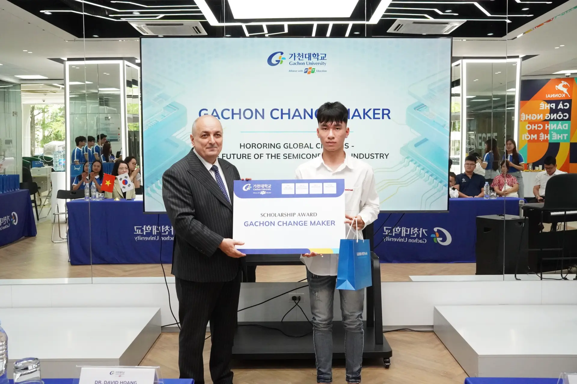 Đại diện Gachon Vietnam trao học bổng cho các em học sinh tài năng và đam mê chinh phục ngành bán dẫn.