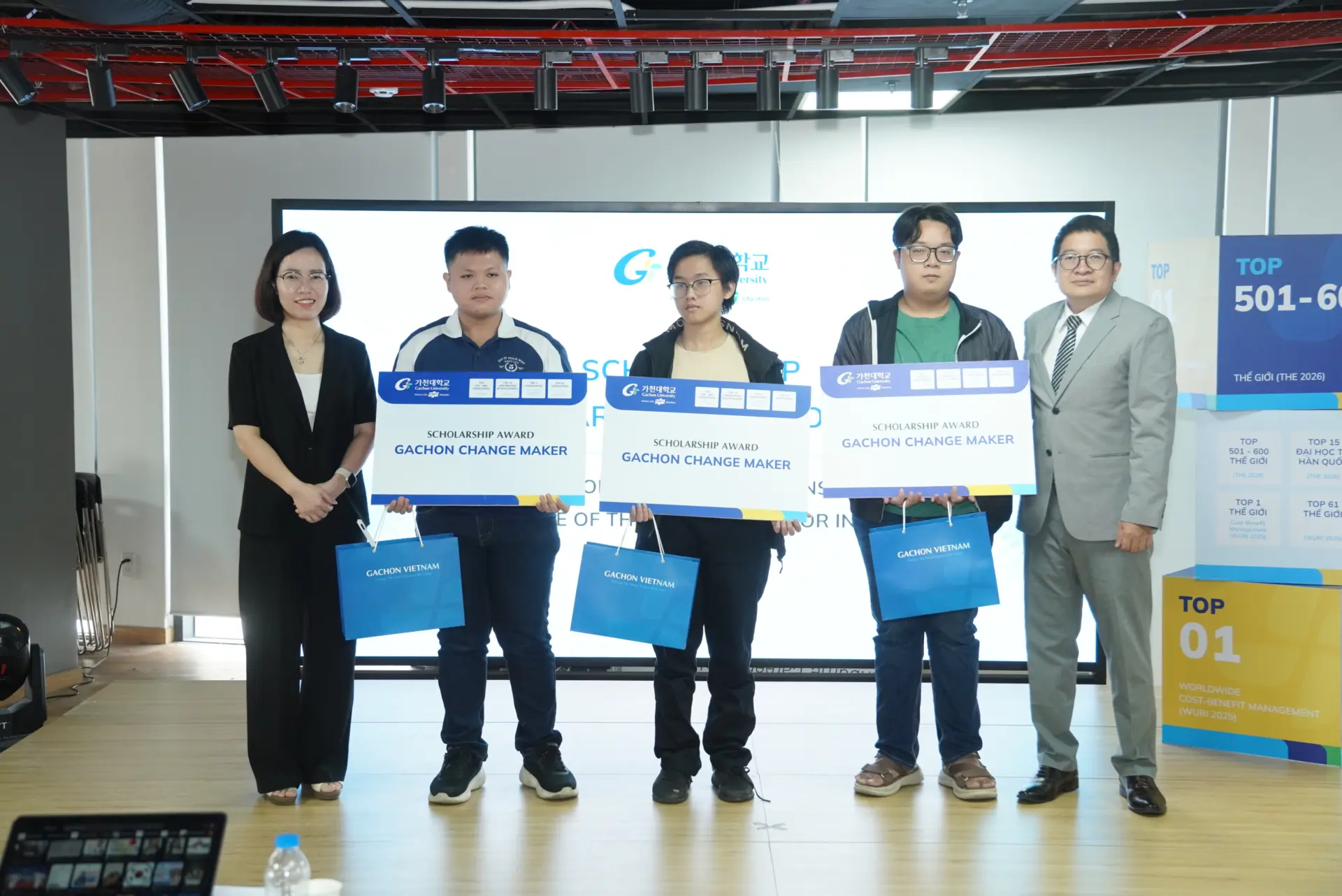 Gachon Vietnam trao học bổng cho các em học sinh tài năng - những tân sinh viên tương lai.