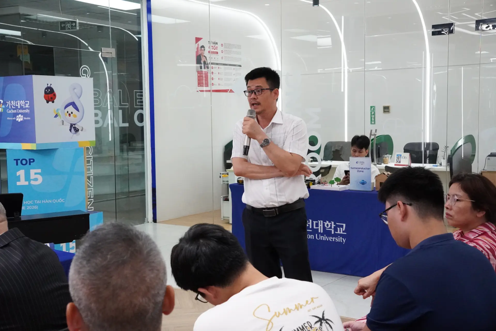Nhiều phụ huynh, học sinh quan tâm và đặt câu hỏi trực tiếp cho các chuyên gia, diễn giả trong phần hỏi đáp tại sự kiện.