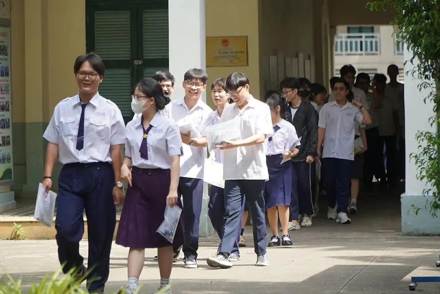 Rời phòng thi, thí sinh cần theo dõi các thông báo chính thức liên quan đến điểm thi và quy trình tuyển sinh. 