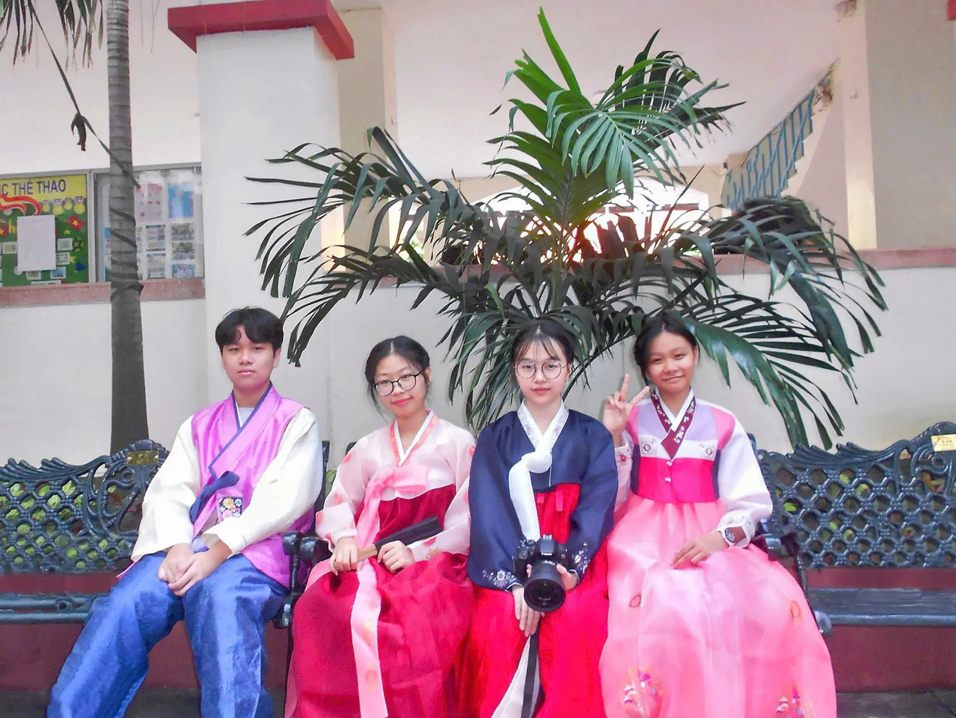 Thảo Nghi (ngoài cùng bên phải) có niềm yêu thích đặc biệt với ngôn ngữ và văn hóa Hàn Quốc.