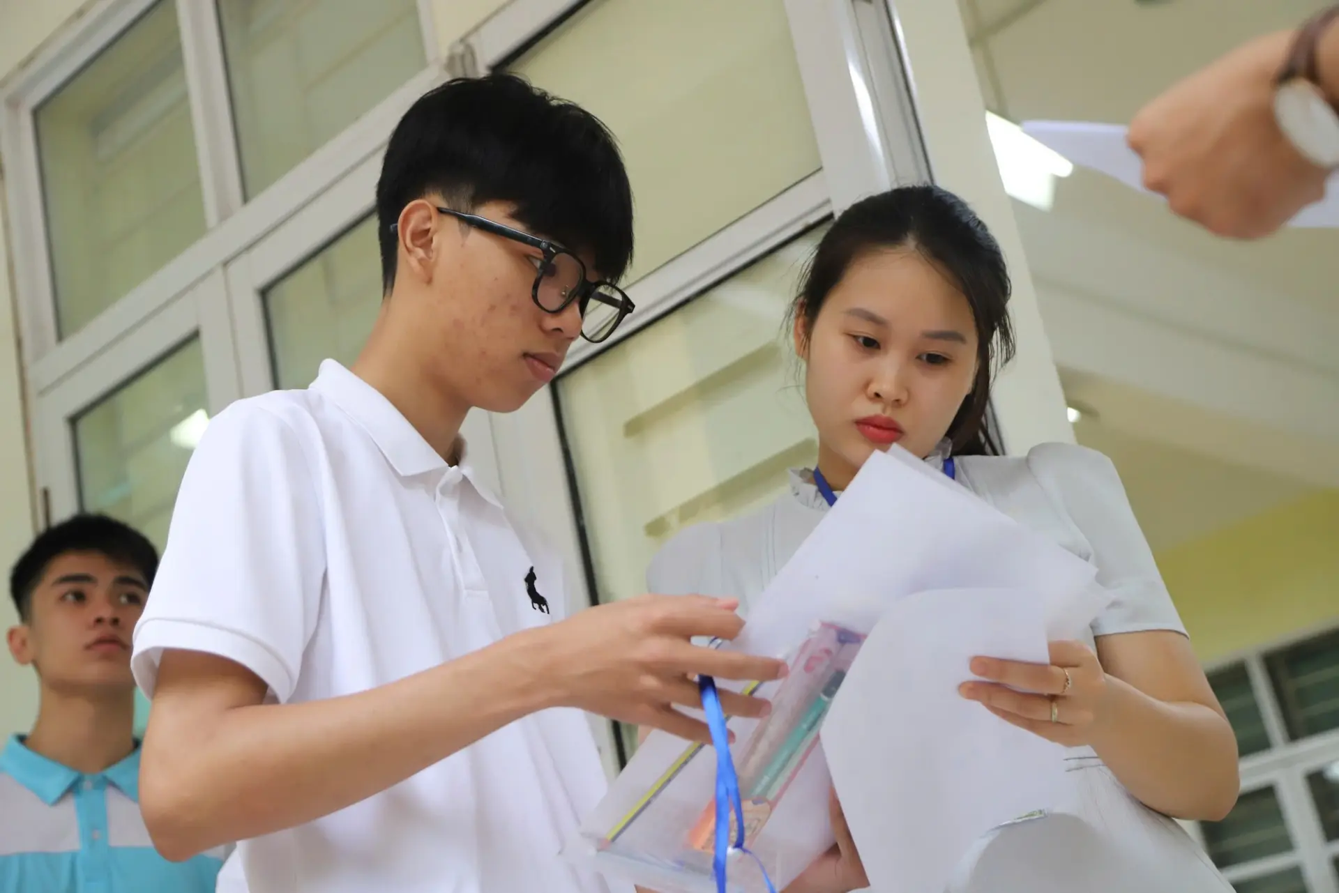 Các thí sinh tham gia môn thi Ngữ văn sáng ngày 11/6 tại một điểm trường Hà Nội.