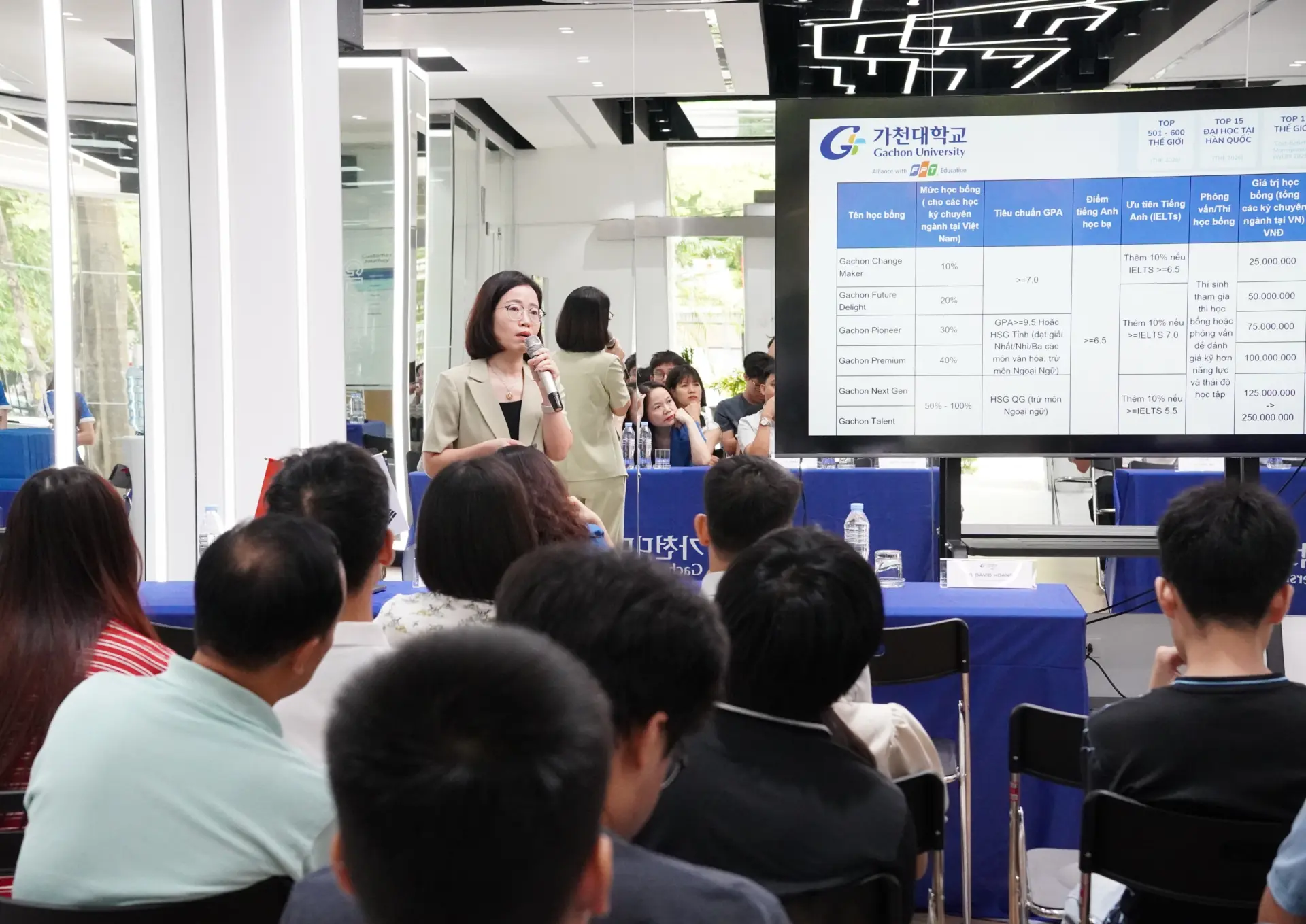 Các diễn giả mang đến những thông tin về chương trình học, điều kiện học bổng của Gachon Vietnam.