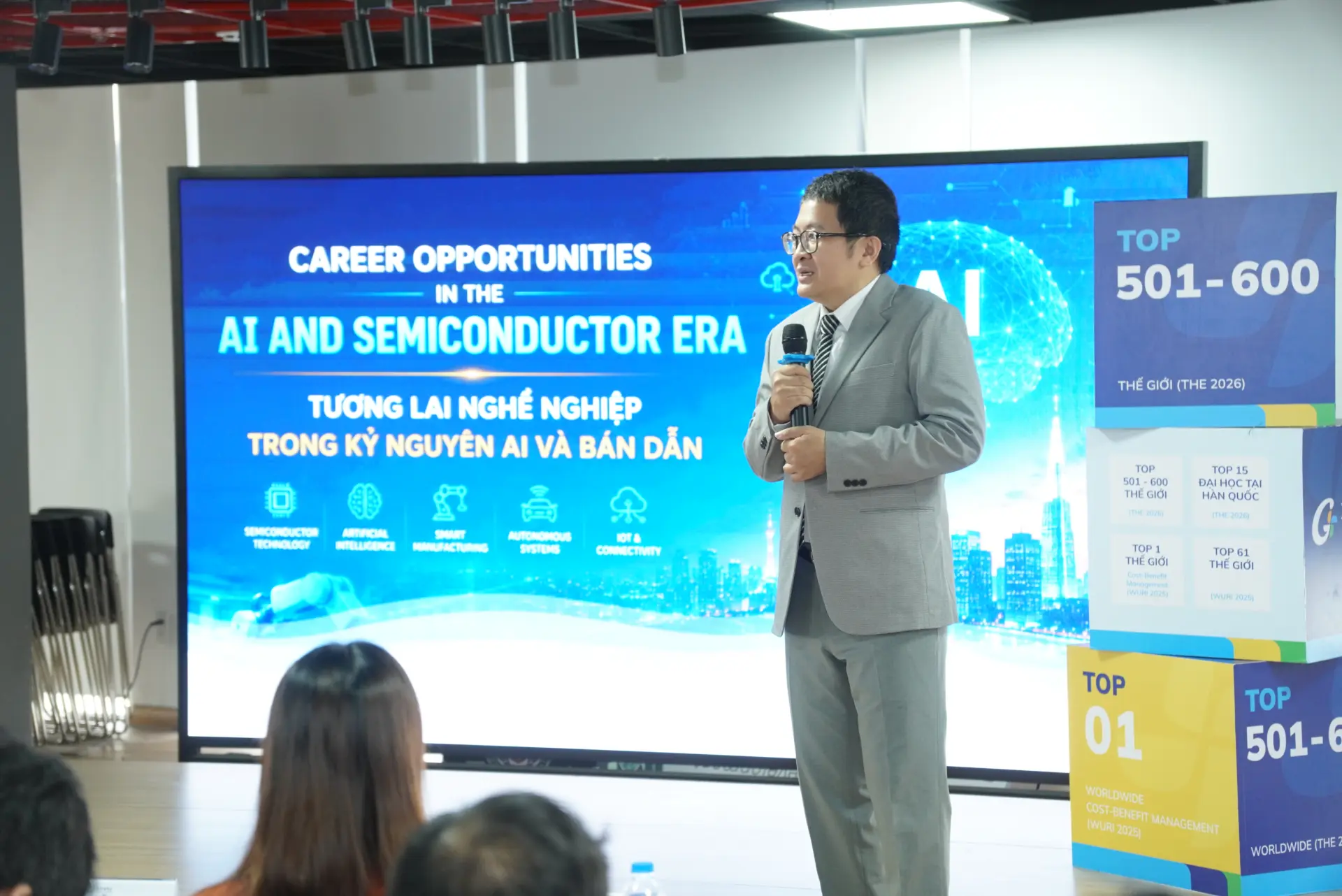 TS. Nguyễn Xuân Sâm mang đến những góc nhìn thực tế về tương lai và cơ hội trong ngành bán dẫn cùng lộ trình học quốc tế.
