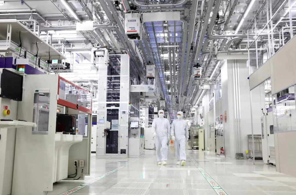 Bên trong một nhà máy sản xuất chip của Samsung Electronics tại Pyeongtaek. Ảnh: Reuters.