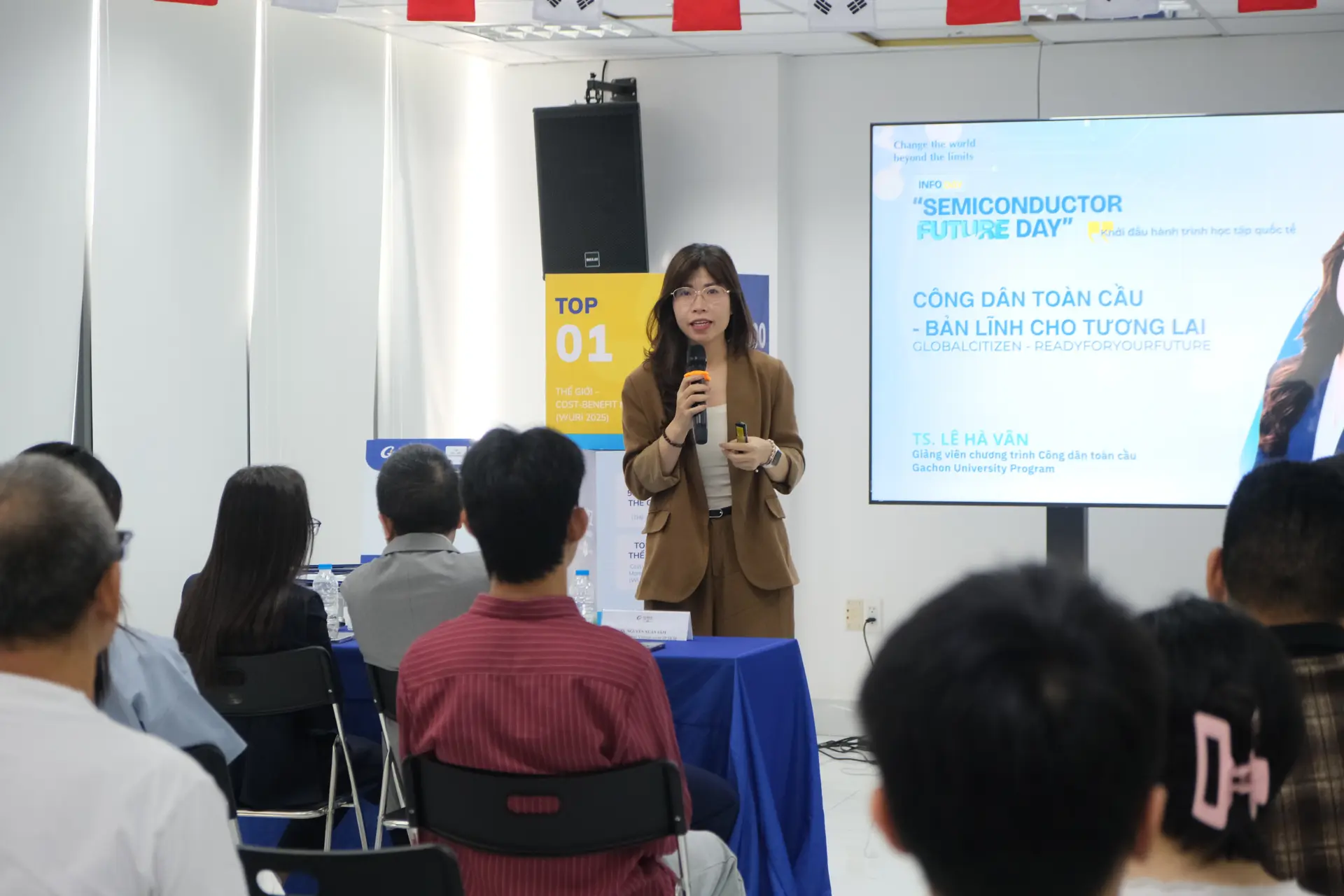 Các giảng viên chương trình Công dân toàn cầu giới thiệu về 5 level đào tạo tiếng Anh tại Gachon University Program.