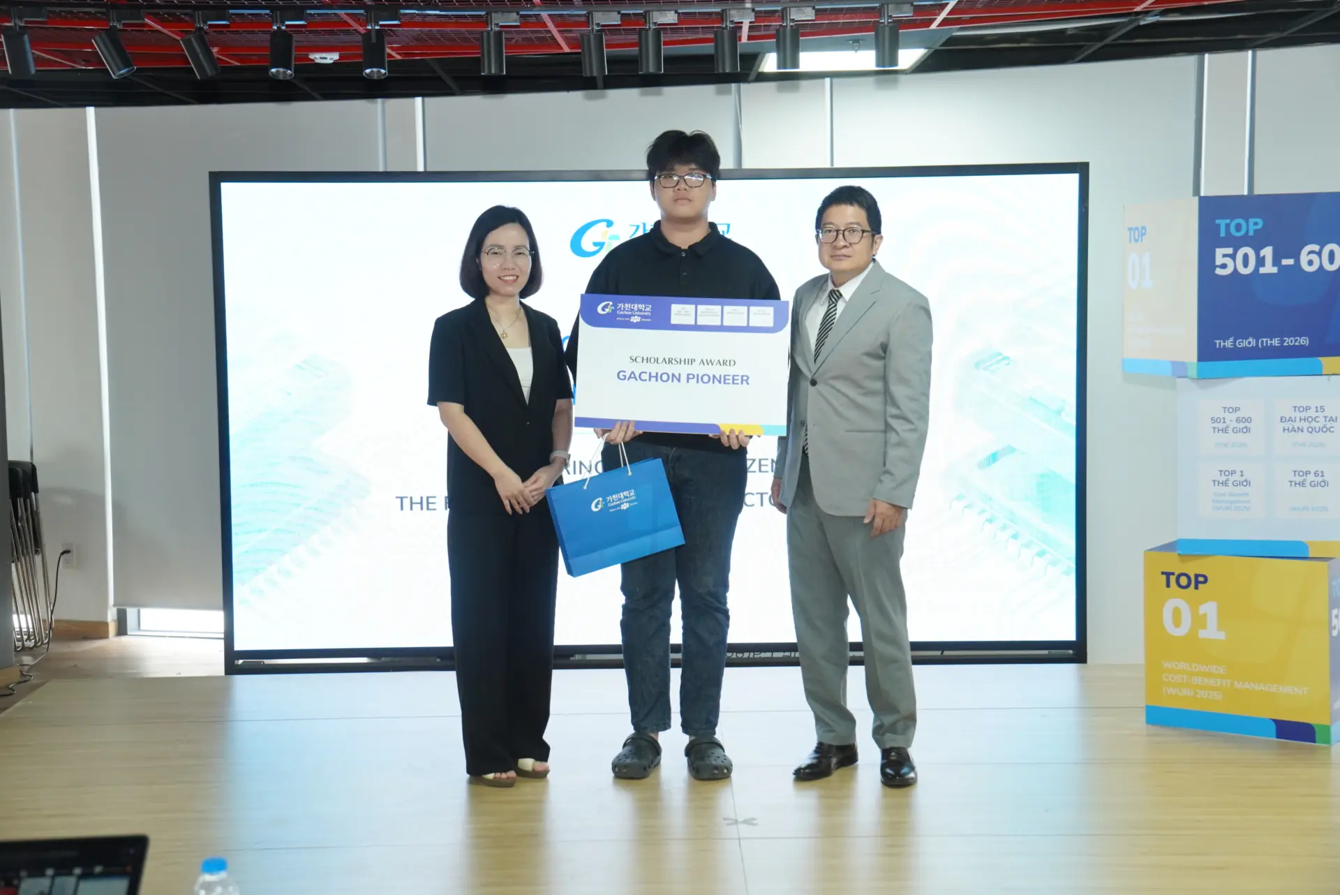 Đỗ Cao Lộc nhận học bổng từ Gachon University Program tại sự kiện "Info Day: Semiconductor Future Day".