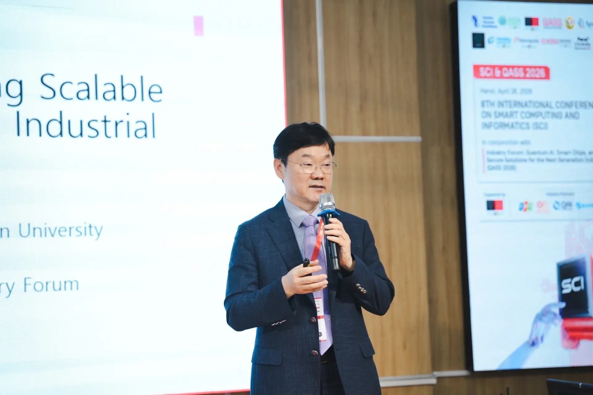 GS. Hyun Seok Oh chia sẻ về chip thông minh tại Diễn đàn doanh nghiệp QASS 2026.