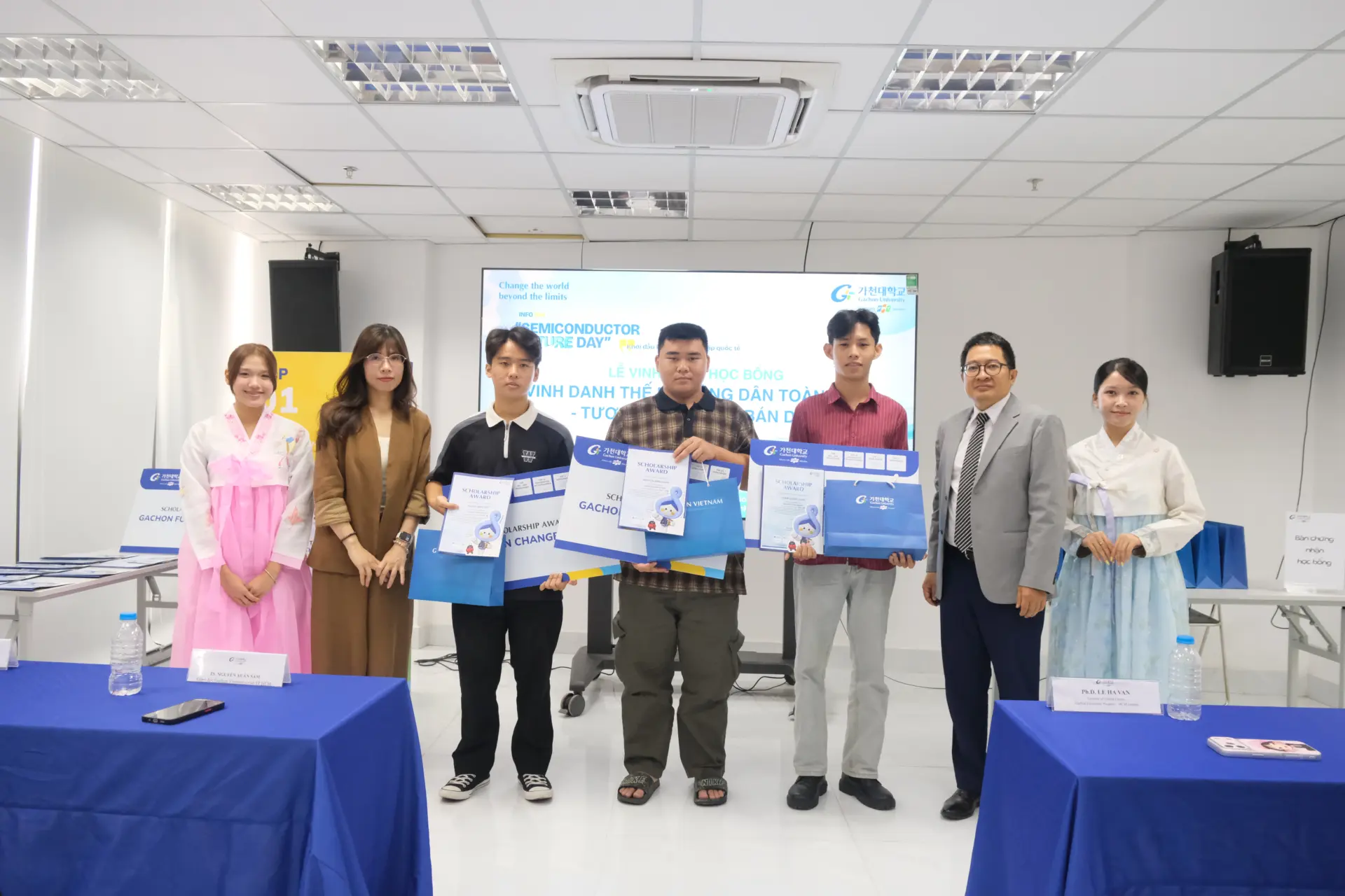 Học sinh nhận học bổng Gachon University Program tại sự kiện "Info Day: Semiconductor Future Day".