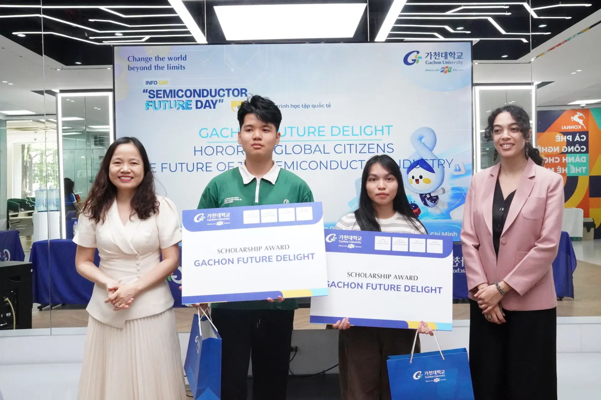 Học sinh nhận học bổng Gachon University Program tại sự kiện "Info Day: Semiconductor Future Day".