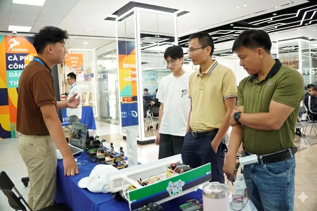 Nhiều phụ huynh, học sinh quan tâm tìm hiểu ngành Công nghệ bán dẫn tại các sự kiện hướng nghiệp.