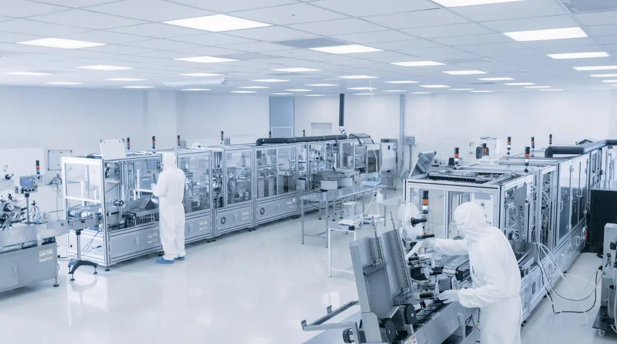 Sinh vien thao tác trong phòng sạch khi đi du học ngành công nghệ bán dẫn