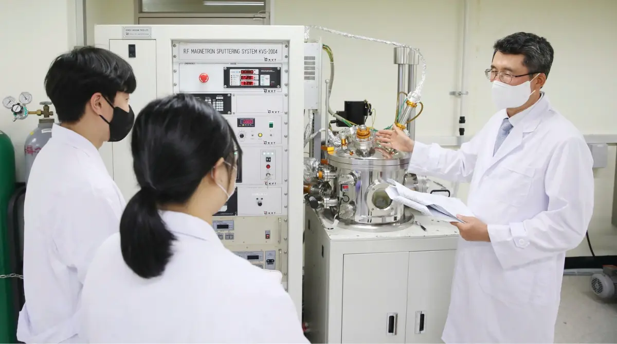 Sinh viên thực hành phòng thí nghiệm vô trùng tại Đại học Gachon Hàn Quốc