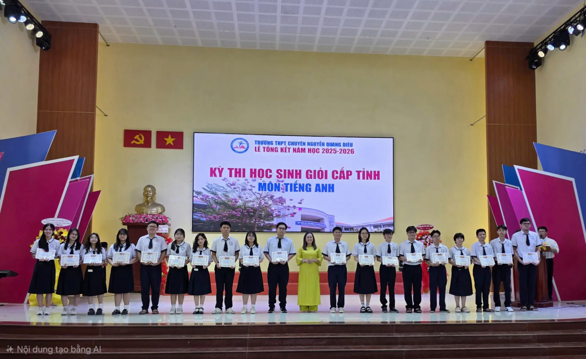 Nguyễn Khoa (đứng thứ 10 từ trái sang) nhận Giải Ba Học sinh giỏi cấp tỉnh môn Tiếng Anh tỉnh Đồng Tháp.